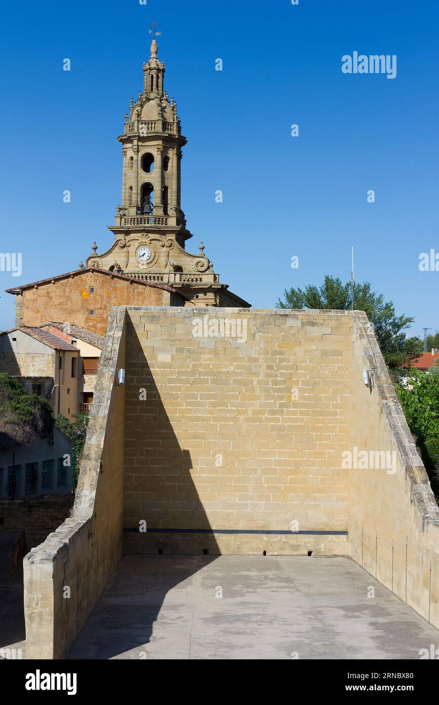 Mur de cour et église de San Miguel, Cuzcurrita de Rio Tiron, la Rioja, Espagne Banque D'Images