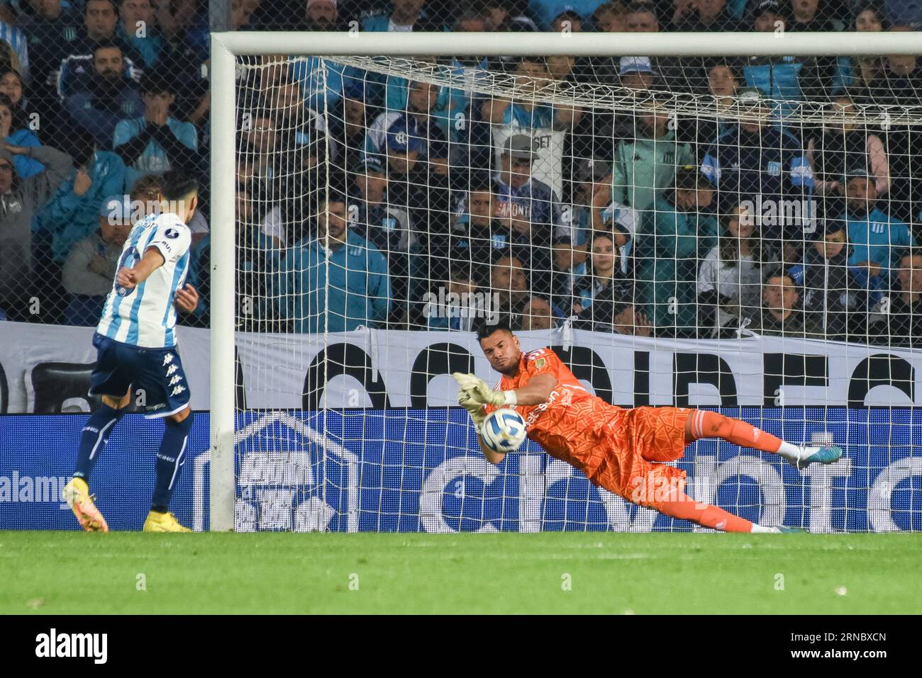 Buenos Aires, Argentine. 29 août 2023. Sergio Romero de Boca Juniors et Leonardo Sigali de Racing Club lors du match de la Liga entre Racing Club et Boca Juniors ont joué au Presidente Peron Stadium le 29 août à Buenos Aires, Argentine. (Photo de Santiago Joel Abdala/PRESSINPHOTO) crédit : PRESSINPHOTO SPORTS AGENCY/Alamy Live News Banque D'Images