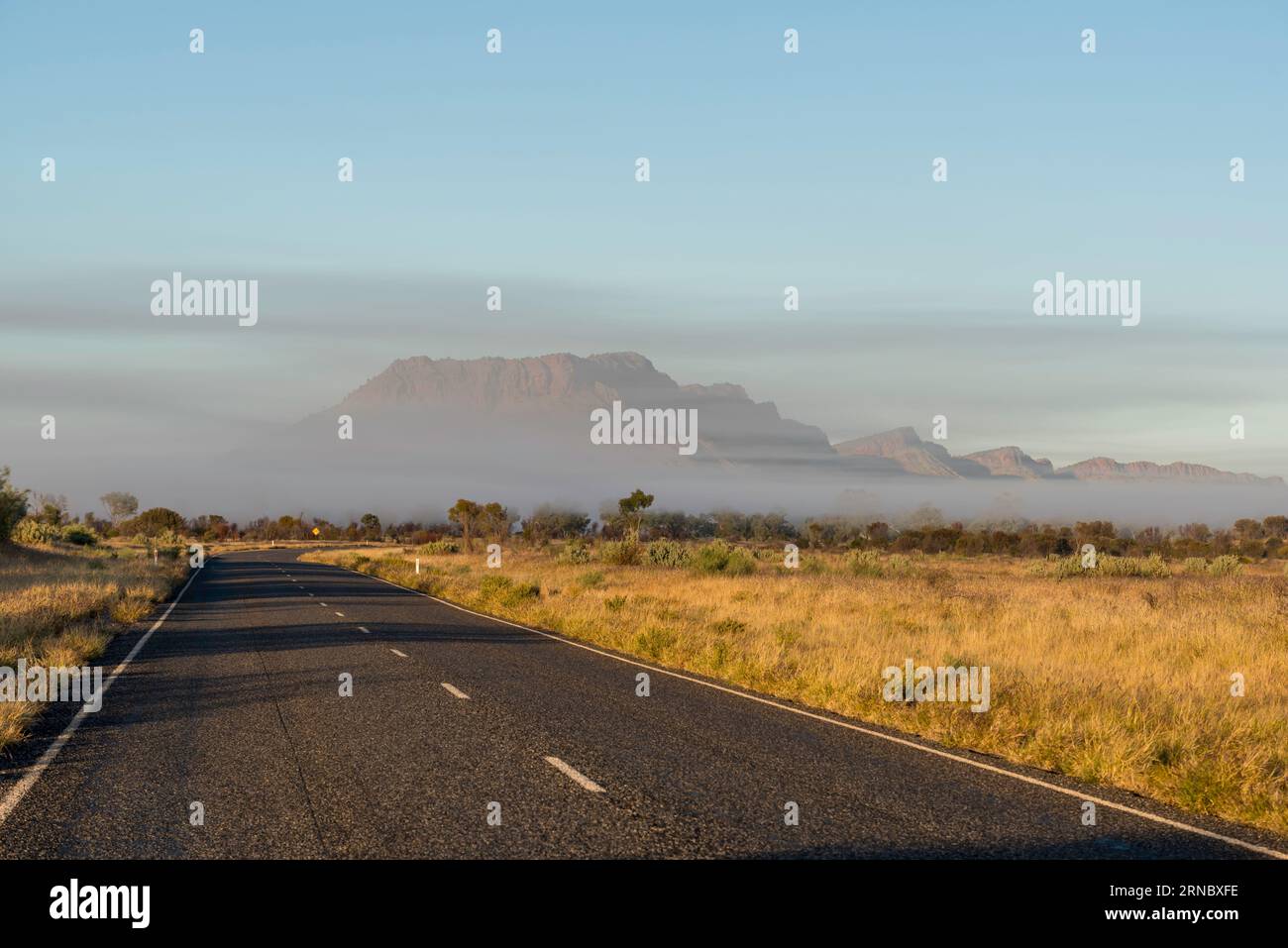 Brume suspendue au-dessus de la Larapinta Drive entre Alice Springs (Mparntwe) et Simpsons Gap (Rungutjirpa) dans le territoire du Nord de l'Australie Banque D'Images