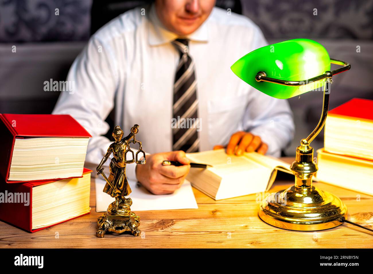 bureau d'un avocat avec des livres et une statue de Dame Justice, déesse Justitia, sur le bureau Banque D'Images