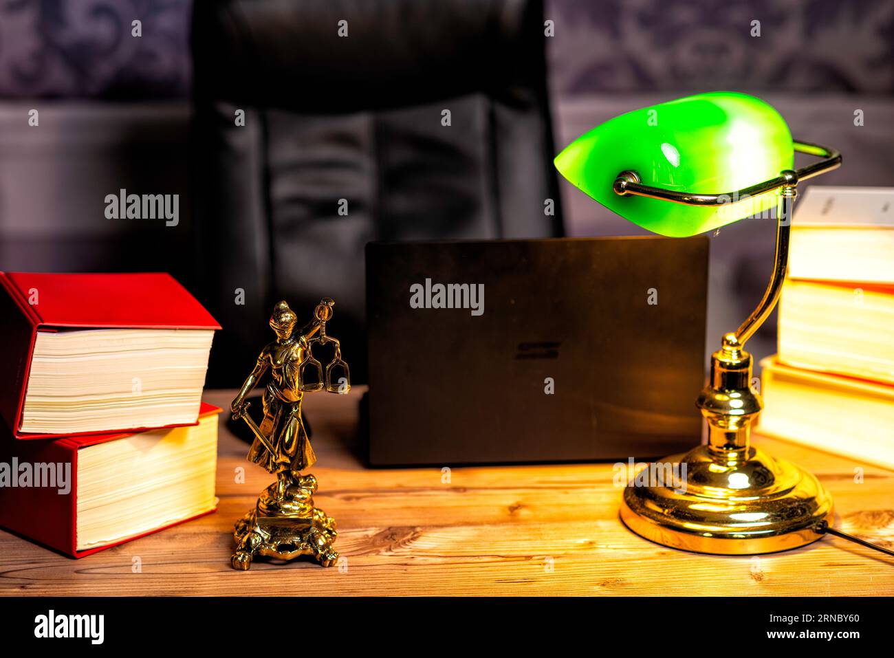 bureau d'un avocat avec des livres et une statue de Dame Justice, déesse Justitia, sur le bureau Banque D'Images