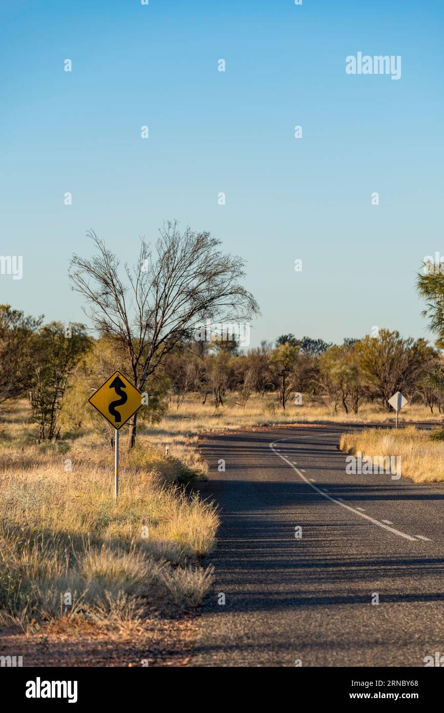 La route d'approche, Darken Drive (au large de Larapinta Drive), jusqu'à Rungutjirba Ridge et Simpsons Gap (Rungutjirpa) dans le territoire du Nord (NT) en Australie Banque D'Images