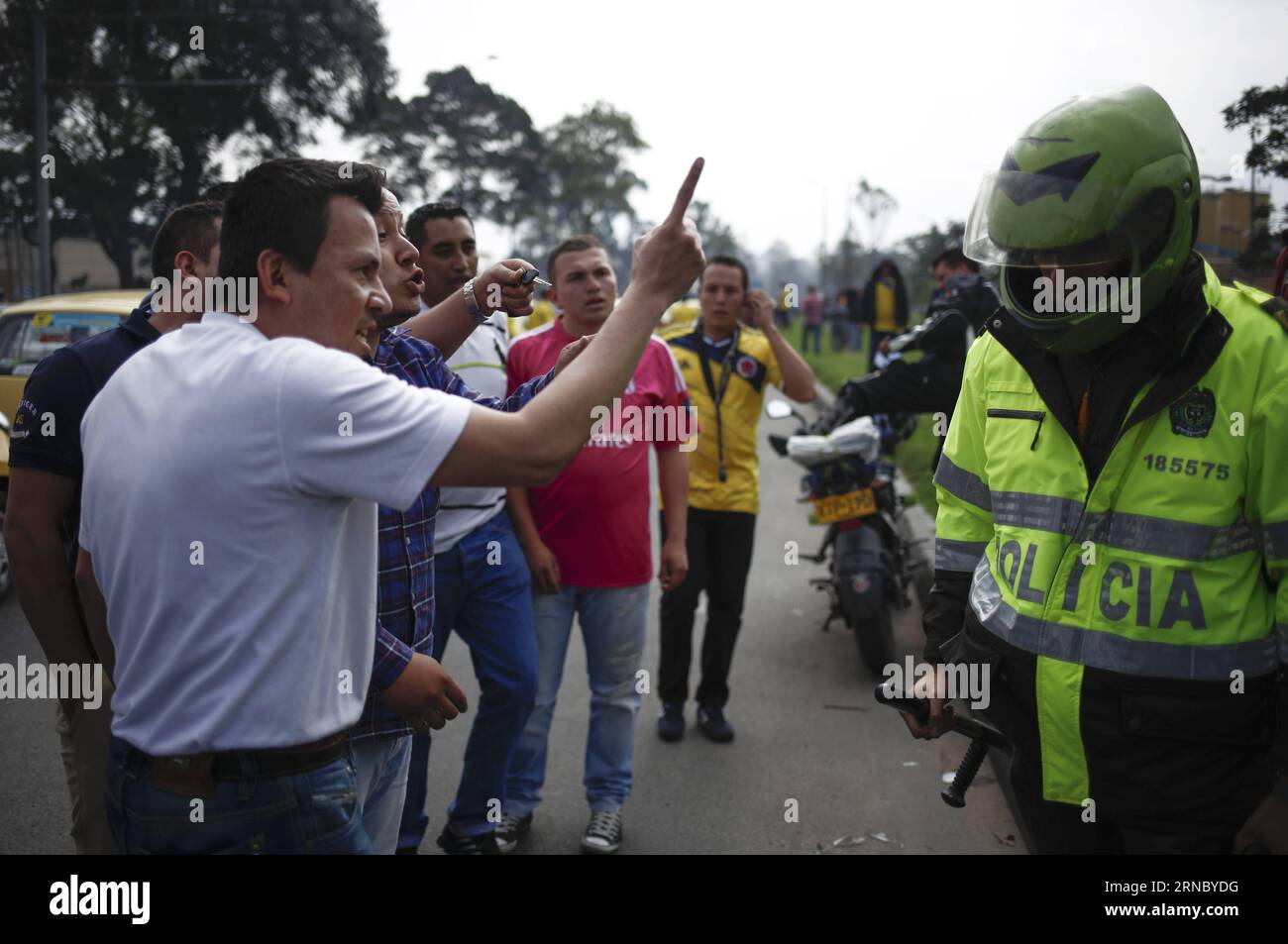 Uber à Kolumbien : Proteste von Taxifahrern à Bogota (160314) -- BOGOTA, 14 mars 2016 -- des chauffeurs de taxi discutent avec un policier lors d'une manifestation contre le service de transport privé Uber à Bogota, capitale de la Colombie, le 14 mars 2016. Selon la presse locale, des centaines de chauffeurs de taxi colombiens ont manifesté dans les rues de Bogota pour protester contre le service Uber. Juan Paez/) (jp) (ah) CRÉDIT OBLIGATOIRE PAS POUR LES ARCHIVES-PAS POUR LES VENTES USAGE ÉDITORIAL SEULEMENT COLOMBIE OUT COLOMBIA-BOGOTA-SOCIETY-PROTEST-UBER COLPRENSA PUBLICATIONxNOTxINxCHN ci-dessus en Colombie protestations de chauffeurs de taxi en Colombie Banque D'Images