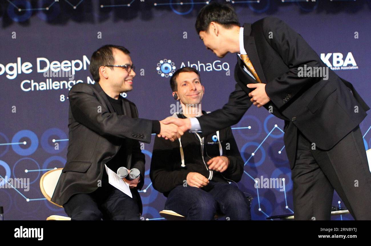 (160315) -- SÉOUL, 15 mars 2016 -- le joueur professionnel sud-coréen Lee Sedol (à droite) serre la main de Demis Hassabis (à gauche), PDG de la société d IA de Google, DeepMind, lors d une conférence de presse après avoir terminé le match final du Google DeepMind Challenge Match contre le programme d intelligence artificielle de Google, AlphaGo, à Séoul, en Corée du Sud, le 15 mars, 2016. le programme informatique Go-play de Google a de nouveau vaincu son adversaire humain dans un match final mardi qui a scellé sa victoire de 4-1.) (SP)CORÉE DU SUD-GO-LEE SEDOL VS ALPHAGO-CINQUIÈME TOUR YaoxQilin PUBLICATIONxNOTxINxCHN Séoul Mars Banque D'Images