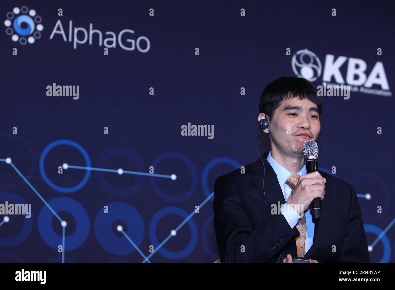 (160315) -- SÉOUL, le 15 mars 2016 -- le joueur professionnel sud-coréen Lee Sedol assiste à une conférence de presse après avoir terminé le match final du Google DeepMind Challenge Match contre le programme d'intelligence artificielle de Google, AlphaGo, à Séoul, Corée du Sud, le 15 mars 2016. le programme informatique Go-play de Google a de nouveau vaincu son adversaire humain dans un match final mardi qui a scellé sa victoire de 4-1.) (SP)CORÉE DU SUD-GO-LEE SEDOL VS ALPHAGO-CINQUIÈME TOUR YaoxQilin PUBLICATIONxNOTxINxCHN Séoul Mars 15 2016 le joueur professionnel sud-coréen de Go Lee assiste à une conférence de presse après avoir terminé Banque D'Images