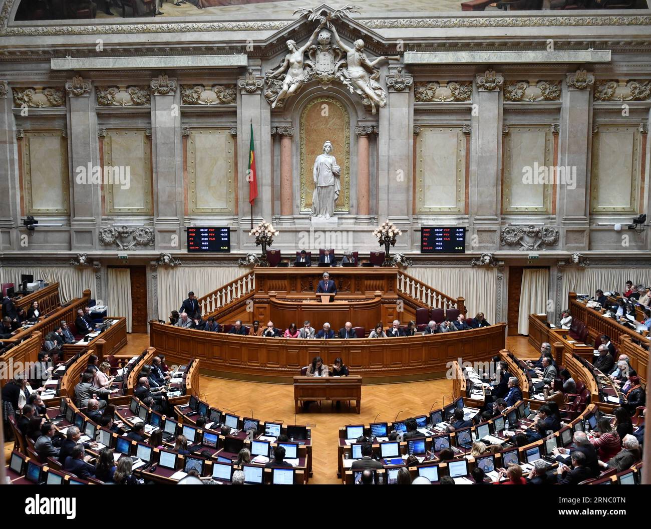 (160316) -- LISBONNE, le 16 mars 2016 -- le ministre portugais des Finances Mario Centeno prend la parole à la fin d'un débat sur le budget de l'État 2016 au Parlement à Lisbonne, Portugal, le 16 mars 2016. Le Parlement portugais a approuvé mercredi le budget de l État du gouvernement pour 2016 avec des votes contre le Parti social-démocrate de centre-droit et le CDS-PP de droite qui ont été évincés en tant que gouvernement de coalition en novembre de l année dernière. PORTUGAL-LISBONNE-2016 APPROBATION DU BUDGET DE L'ETAT ZhangxLiyun PUBLICATIONxNOTxINxCHN Lisbonne Mars 16 2016 les ministres PORTUGAIS des Finances Mario Centeno prennent la parole À la fin d'un débat Banque D'Images