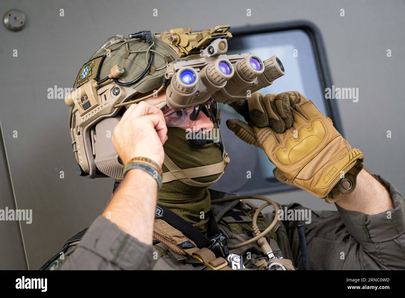 Munich, Allemagne. 01 septembre 2023. Un officier du Commandement des opérations spéciales (SEK) de Bavière du Sud de la police bavaroise, pris lors de la conférence de presse «50 ans d'unités spéciales de la police bavaroise». Crédit : Lennart Preiss/dpa/Alamy Live News Banque D'Images