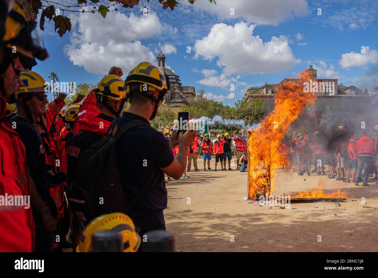 Barcelone, Barcelone, Espagne. 1 septembre 2023. Les pompiers volontaires de Catalogne manifestent devant le Parlement de Catalogne pour exiger la dignité, le respect et l'enregistrement de la sécurité sociale du gouvernement catalan. Les pompiers volontaires se plaignent que le modèle mixte actuel est dépassé. (Image de crédit : © Marc Asensio Clupes/ZUMA Press Wire) USAGE ÉDITORIAL SEULEMENT! Non destiné à UN USAGE commercial ! Banque D'Images