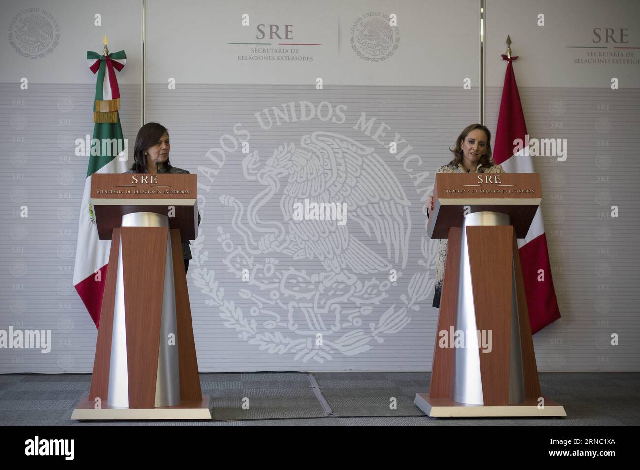(160318) -- MEXICO, 18 mars 2016 -- la secrétaire mexicaine aux Affaires étrangères, Claudia Ruiz Massieu (à droite), participe à une conférence de presse avec la ministre péruvienne des Affaires étrangères, Ana Maria Sanchez Vargas (à gauche), après la première réunion du Conseil d'association stratégique Mexique-Pérou, à Mexico, capitale du Mexique, le 17 mars 2016. (rtg) MEXICO-MEXICO CITY-PERU-POLITICS-MEETING AlejandroxAyala PUBLICATIONxNOTxINxCHN Mexico City Mars 18 2016 la secrétaire MEXICAINE aux Affaires étrangères Claudia Ruiz MASSIEU participe à une conférence de presse avec les ministres péruviens des Affaires étrangères Ana Mary Sanchez Vargas l après Banque D'Images