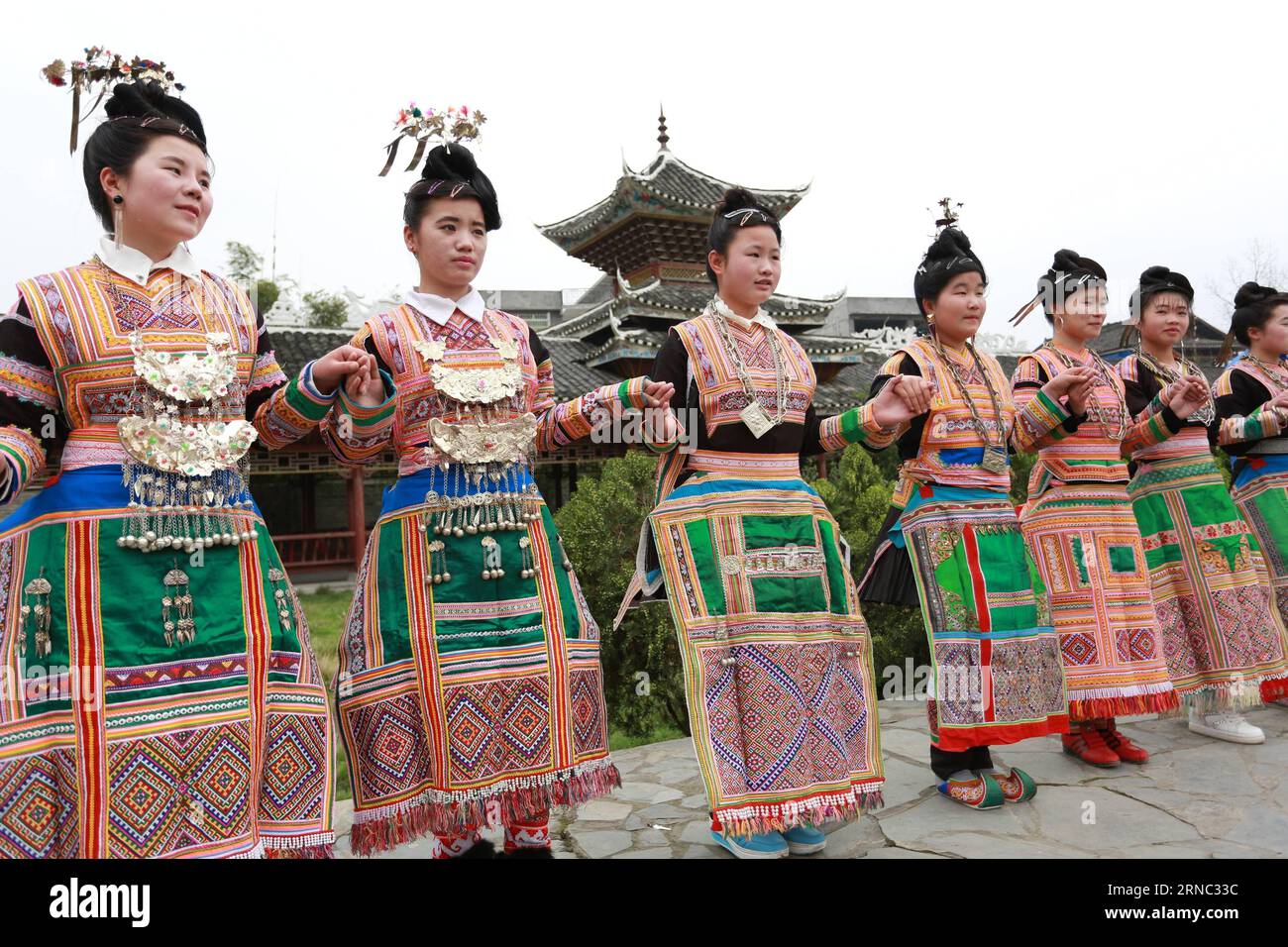 (160320) -- QIANDONGNAN, 19 mars 2016 -- des filles portant des costumes traditionnels de l'ethnie Miao dansent dans le canton de Langdong dans le comté de Rongjiang, province du Guizhou, au sud-ouest de la Chine, le 19 mars 2016. Le comté de Rongjiang dans le Guizhou a longtemps été l'habitat pour les minorités ethniques de Dong, Miao, Shui et Yao, chacun se vante de leur costume particulier. (Zwx) CHINA-GUIZHOU-RONGJIANG-COSTUMES DES MINORITÉS ETHNIQUES(CN) YangxChengli PUBLICATIONxNOTxINxCHN Qiandongnan Mars 19 2016 filles portant des costumes traditionnels de l'ethnie Miao danse À long Dong Township dans le comté de Rongjiang Sud-Ouest de la Chine Banque D'Images