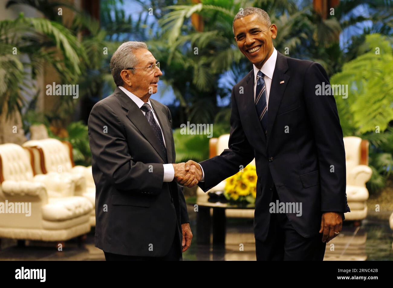 Image fournie par montre le président cubain Raul Castro L, serrant la main du président américain Barack Obama lors de leur rencontre au Palais de la Révolution, à la Havane, capitale de Cuba, le 21 mars 2016. Barack Obama a rendu lundi hommage au héros national cubain Jose Marti à la Havane, en commençant le programme officiel de sa visite historique à Cuba pour renforcer l’approche entre les deux pays. JP AH CRÉDIT OBLIGATOIRE PAS POUR ARCHIVE-PAS POUR USAGE ÉDITORIAL DE VENTE SEULEMENT CUBA-HAVANA-U.S.-PRESIDENT-MEETING CUBADEBATE PUBLICATIONXNOTXINXCHN Banque D'Images