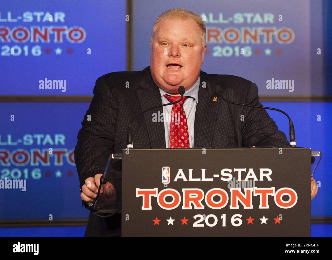 (160322) -- TORONTO, le 22 mars 2016 -- la photo prise le 30 septembre 2013 montre Rob Ford, ancien maire de Toronto, assistant à une conférence de presse du match des étoiles NBA 2016 à Toronto, au Canada. Rob Ford, ancien maire de Toronto âgé de 46 ans, qui est devenu connu pour sa consommation de drogues et d'alcool pendant son mandat, est décédé mardi après avoir lutté contre le cancer pendant des années. ) CANADA-TORONTO-ANCIEN MAIRE-ROB FORD-MORT ZouxZheng PUBLICATIONxNOTxINxCHN Toronto Mars 22 2016 photo prise LE 30 2013 septembre montre Rob Ford, ancien maire de Toronto, participant à une conférence de presse du match des étoiles NBA 2016 à Toronto Banque D'Images