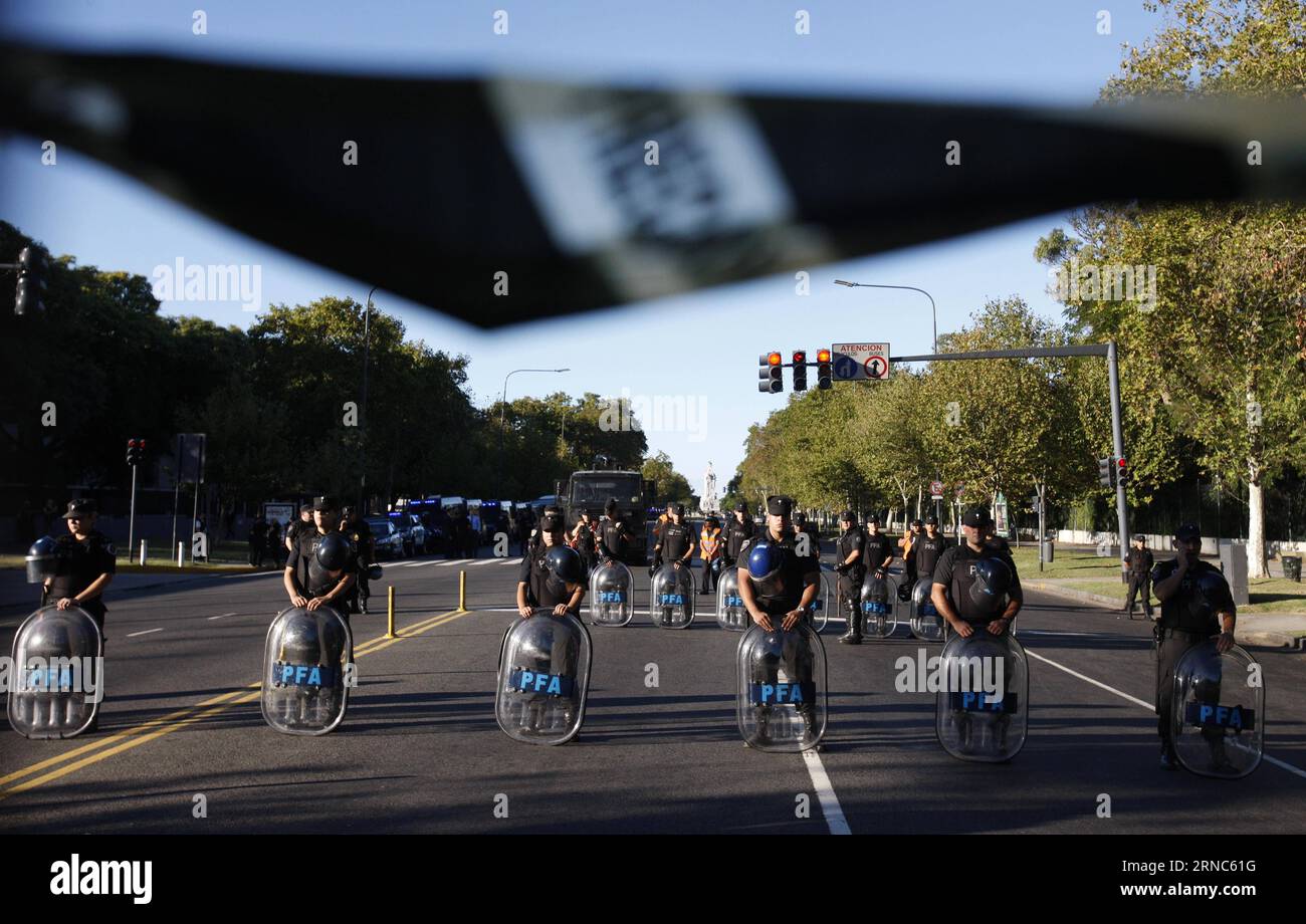 (160324) -- BUENOS AIRES, March 24, 2016 -- Policemen stand guard during a protest against the visit of U.S. President Barack Obama in Buenos Aires, Argentina, on March 23, 2016. ) (fnc) (ah) ARGENTINA-BUENOS AIRES-U.S. PRESIDENT-PROTEST GUSTAVOxCHERRO PUBLICATIONxNOTxINxCHN Buenos Aires March 24 2016 Policemen stand Guard during a Protest against The Visit of U S President Barack Obama in Buenos Aires Argentina ON March 23 2016 FNC AH Argentina Buenos Aires U S President Protest PUBLICATIONxNOTxINxCHN Banque D'Images