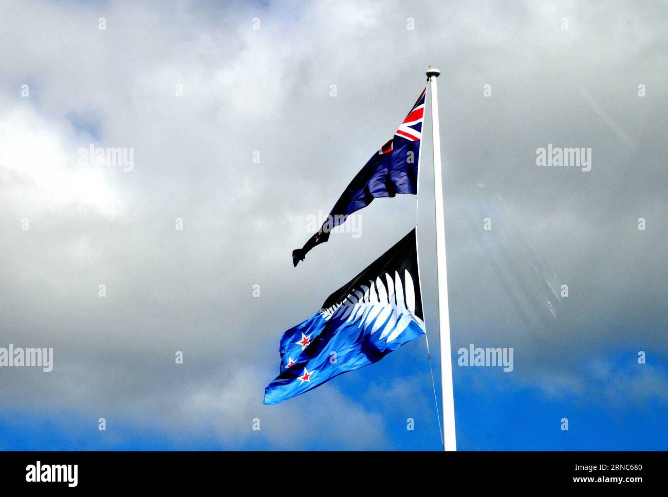 Neuseeland stimmt für Beibehaltung der bisherigen Nationalfahne (160324) -- WELLINGTON, le 24 mars 2016 -- une photo prise le 10 mars 2016 montre le drapeau national actuel de la Nouvelle-Zélande (en haut) et l'offre alternative à l'aéroport international d'Auckland, en Nouvelle-Zélande. Les Néo-Zélandais ont voté pour garder le Jack de l'Union britannique dans leur drapeau national, rejetant la candidature du Premier ministre John Key pour un changement à une conception de fougère argentée lors d'un référendum qui s'est clôturé jeudi). NOUVELLE-ZÉLANDE-NATIONAL-CHANGEMENT-REJET DE DRAPEAU SuxLiang PUBLICATIONxNOTxINxCHN Nouvelle-Zélande vrai pour conservation le drapeau national jusqu'à présent W Banque D'Images