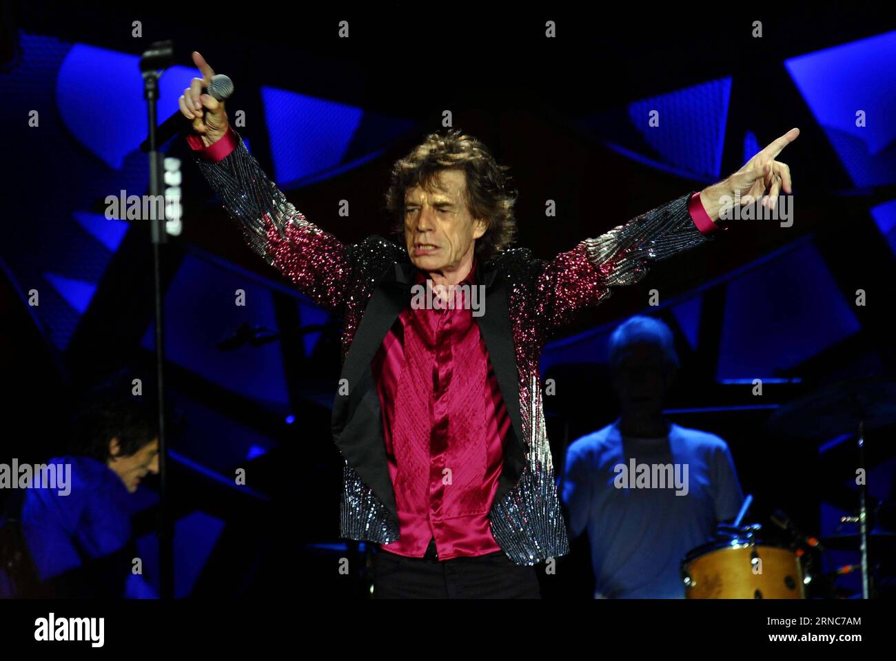 160326 -- LA HAVANE, le 26 mars 2016 -- Mick Jagger, chanteur des Rolling Stones, se produit lors d'un concert au complexe sportif Ciudad Deportiva dans la ville de la Havane, capitale de Cuba, le 25 mars 2016. Le groupe britannique The Rolling Stones a tenu son premier concert à Cuba, qui a été un événement culturel marquant qui survient trois jours seulement après la visite du président américain Barack Obama dans la nation caribéenne. Le groupe met fin à sa tournée Ole Latin America, qui comprenait également des concerts au Brésil, en Uruguay, au Chili, en Argentine et au Mexique. Joaquin Hernandez CUBA-HAVANA-THE ROLLING STONES-CONCERT JoaqunxHerndez PUBL Banque D'Images