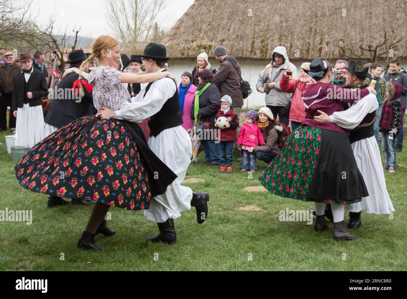 (160328) -- SZENNA, le 28 mars 2016 -- la population locale célèbre Pâques avec la fête traditionnelle de l'arrosage des filles à Szenna, un village du comté de Somogy, dans le sud-ouest de la Hongrie, le 28 mars 2016.) HONGRIE-SZENNA-FÊTE DE PÂQUES AttilaxVolgyi PUBLICATIONxNOTxINxCHN Mars 28 2016 célébrités locales célèbrent Pâques avec l'arrosage traditionnel des filles célébration dans un village du comté de Somogy Sud-Ouest de la Hongrie Mars 28 2016 Hongrie célébration de Pâques ATTILAxVOLGYI PUBLICATIONxNOTxINxCHN Banque D'Images