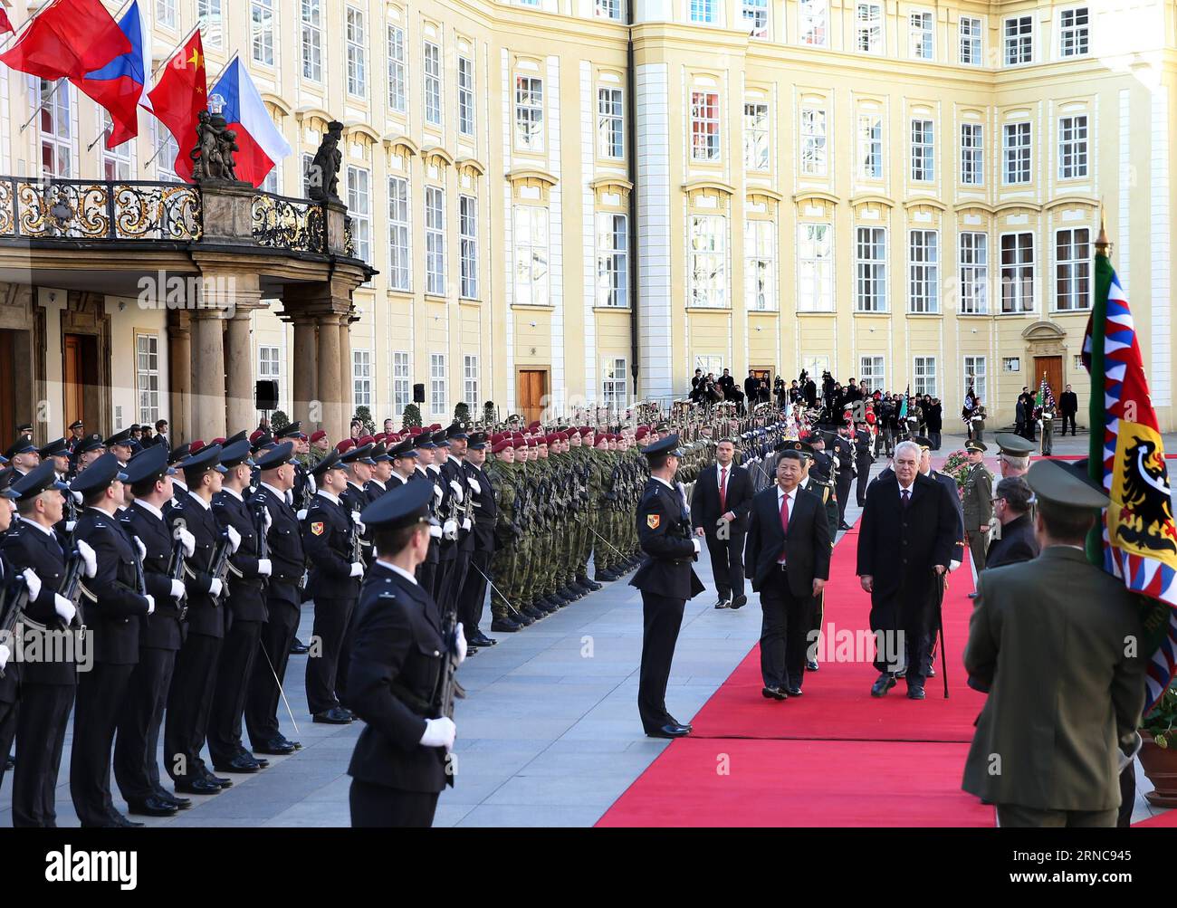 (160329) -- PRAGUE, le 29 mars 2016 -- le président chinois Xi Jinping assiste à une cérémonie de bienvenue organisée par le président tchèque Milos Zeman à Prague, en République tchèque, le 29 mars 2016. (mp) RÉPUBLIQUE TCHÈQUE-CHINE-XI CÉRÉMONIE DE BIENVENUE JINPING PangxXinglei PUBLICATIONxNOTxINxCHN Prague mars 29 2016 le président chinois Xi Jinping assiste à une cérémonie de bienvenue héros du président tchèque Milos Zeman à Prague la République tchèque mars 29 2016 MP République tchèque Chine Xi Jinping cérémonie de bienvenue PangxXinglei PUBLICATIONxNOTxINxCHN Banque D'Images