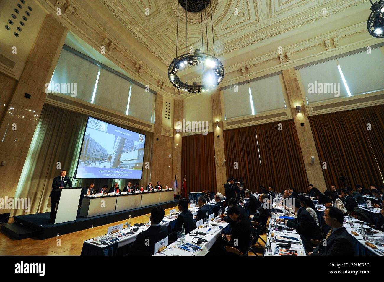 (160329) -- PRAGUE, le 29 mars 2016 -- les participants assistent au Forum de coopération financière sino-tchèque dans le cadre de l'initiative ceinture et route à Prague, République tchèque, le 29 mars 2016.) RÉPUBLIQUE TCHÈQUE-PRAGUE-CHINE-COOPÉRATION FINANCIÈRE FORUM QianxYi PUBLICATIONxNOTxINxCHN Prague Mars 29 2016 participants au Forum de coopération financière tchèque Chine dans le cadre de l'Initiative ceinture et route à Prague République tchèque Mars 29 2016 République tchèque Prague Forum de coopération financière Chine QianxYi PUBLICATIONxNOTxINxCHN Banque D'Images