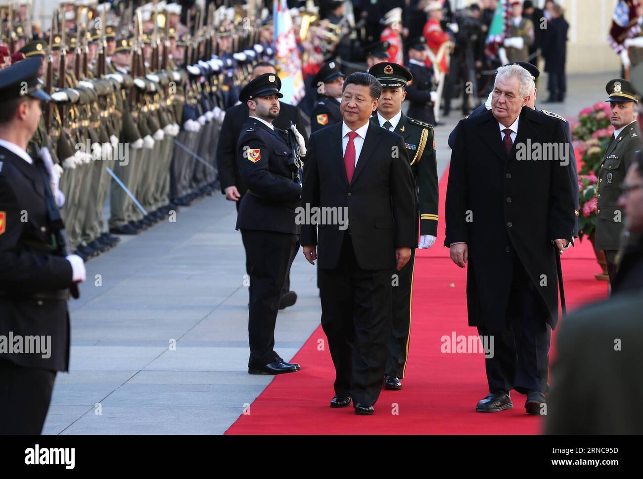 (160329) -- PRAGUE, March 29, 2016 -- Chinese President Xi Jinping (L, front) attends a welcoming ceremony held by Czech President Milos Zeman in Prague, the Czech Republic, March 29, 2016. ) (mp) CZECH REPUBLIC-CHINA-XI JINPING-WELCOMING CEREMONY PangxXinglei PUBLICATIONxNOTxINxCHN   Prague March 29 2016 Chinese President Xi Jinping l Front Attends a Welcoming Ceremony Hero by Czech President Milos Zeman in Prague The Czech Republic March 29 2016 MP Czech Republic China Xi Jinping Welcoming Ceremony PangxXinglei PUBLICATIONxNOTxINxCHN Banque D'Images