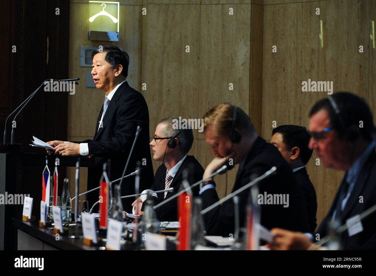 (160329) -- PRAGUE, le 29 mars 2016 -- Shang Fulin (1e L), président de la Commission chinoise de réglementation bancaire (CBRC), prononce un discours lors du Forum de coopération financière sino-tchèque dans le cadre de l'Initiative ceinture et route à Prague, République tchèque, le 29 mars 2016.) RÉPUBLIQUE TCHÈQUE-PRAGUE-CHINE-COOPÉRATION FINANCIÈRE FORUM QianxYi PUBLICATIONxNOTxINxCHN Prague Mars 29 2016 Shang Fulin 1st l Président de la Commission chinoise de réglementation bancaire CBRC prononce un discours lors du Forum chinois de coopération financière tchèque dans le cadre de l'Initiative ceinture et route à Prague la République tchèque Mars 29 2016 Czec Banque D'Images