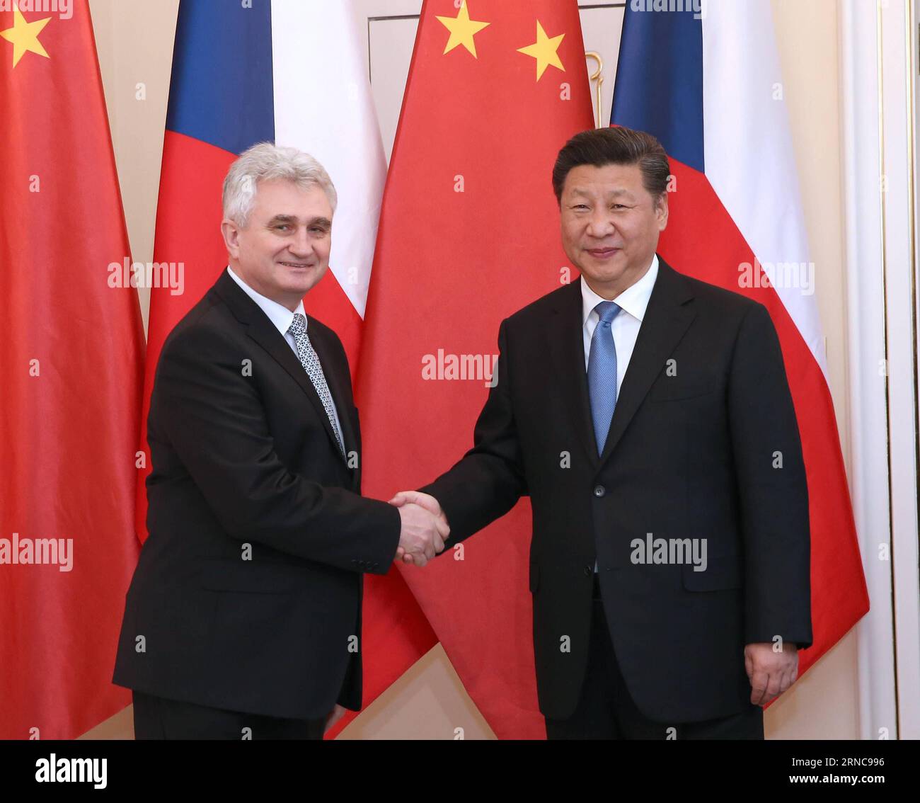 (160329) -- PRAGUE, March 29, 2016 -- Chinese President Xi Jinping (R) meets with Milan Stech, president of the Senate of the Czech Parliament, in Prague, the Czech Republic, March 29, 2016. ) (mp) CZECH REPUBLIC-CHINA-XI JINPING-MILAN STECH-MEETING PangxXinglei PUBLICATIONxNOTxINxCHN   Prague March 29 2016 Chinese President Xi Jinping r Meets With Milan Stech President of The Senate of The Czech Parliament in Prague The Czech Republic March 29 2016 MP Czech Republic China Xi Jinping Milan Stech Meeting PangxXinglei PUBLICATIONxNOTxINxCHN Banque D'Images