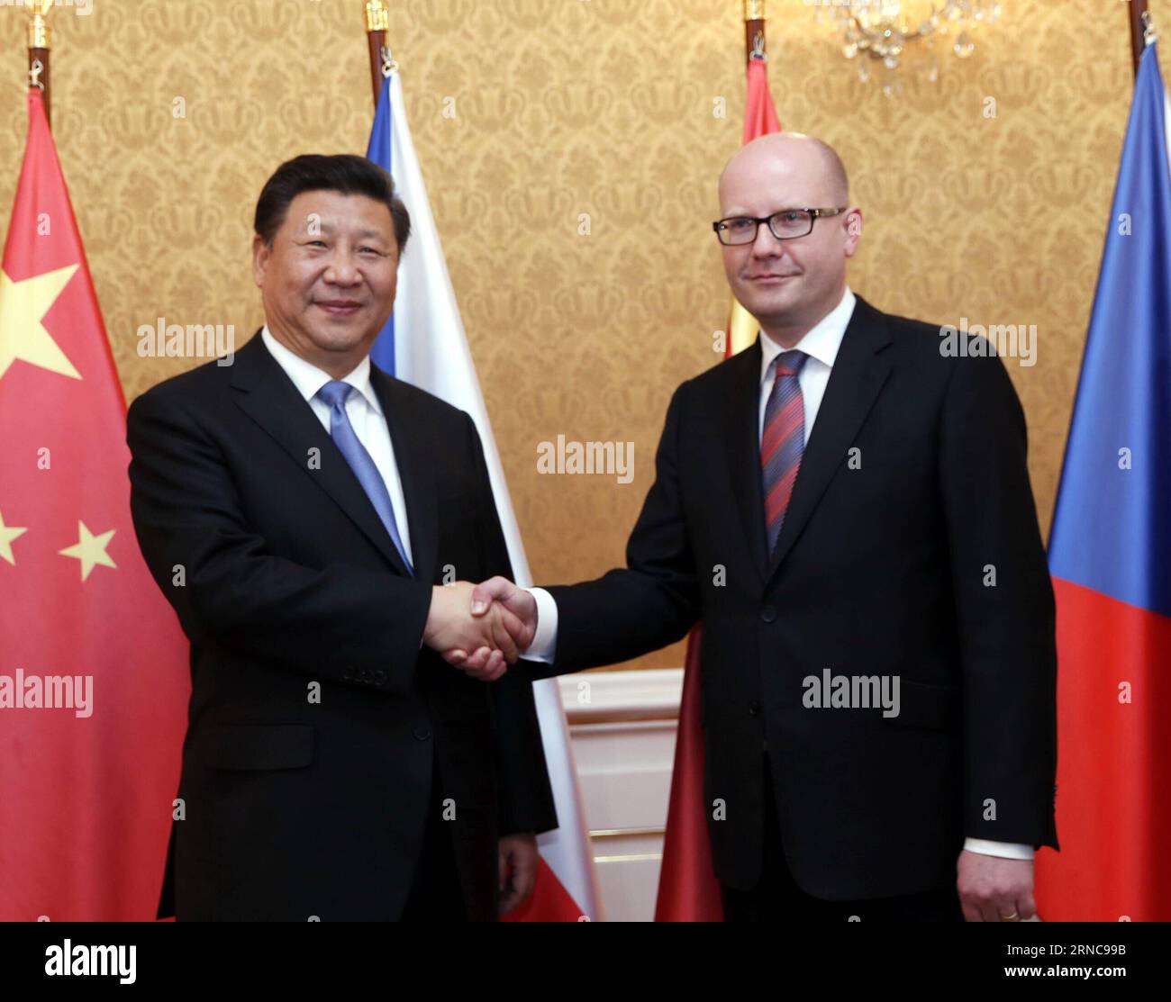 (160329) -- PRAGUE, le 29 mars 2016 -- le président chinois Xi Jinping (à gauche) rencontre le Premier ministre tchèque Bohuslav Sobotka à Prague, en République tchèque, le 29 mars 2016. (mp) RÉPUBLIQUE TCHÈQUE-CHINE-XI RÉUNION DE JINPING-BOHUSLAV SOBOTKA JuxPeng PUBLICATIONxNOTxINxCHN Prague mars 29 2016 le président chinois Xi Jinping rencontre le Premier ministre tchèque Bohuslav Sobotka à Prague la République tchèque mars 29 2016 MP République tchèque Chine Xi Jinping Bohuslav Sobotka Réunion de JuxPeng PUBLICATIONxNOTxINxCHN Banque D'Images
