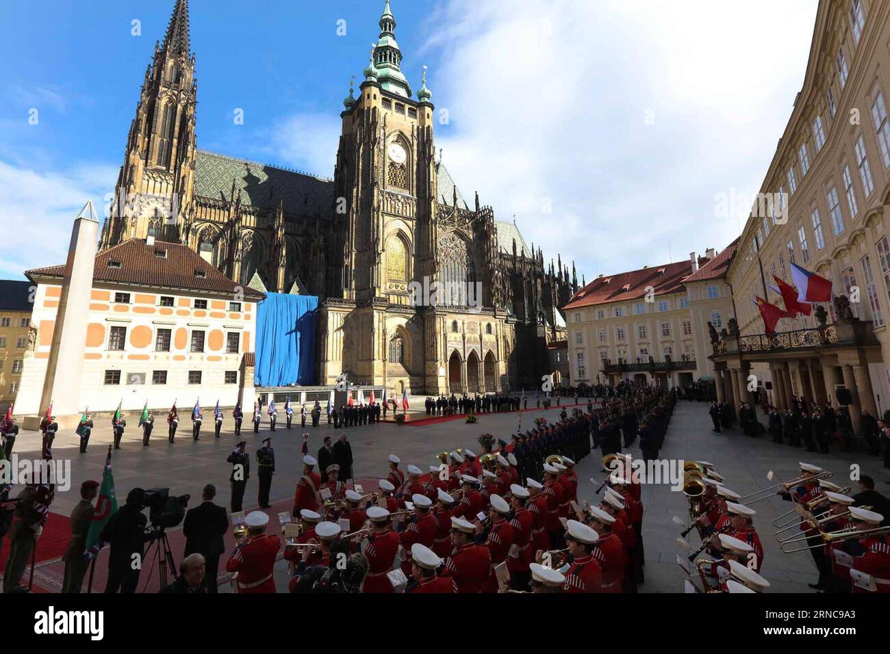 (160329) -- PRAGUE, le 29 mars 2016 -- le président chinois Xi Jinping assiste à une cérémonie de bienvenue organisée par le président tchèque Milos Zeman à Prague, en République tchèque, le 29 mars 2016. (mp) RÉPUBLIQUE TCHÈQUE-CHINE-XI CÉRÉMONIE DE BIENVENUE JINPING LiuxWeibing PUBLICATIONxNOTxINxCHN Prague mars 29 2016 le président chinois Xi Jinping participe à une cérémonie de bienvenue héros du président tchèque Milos Zeman à Prague la République tchèque mars 29 2016 MP République tchèque Chine Xi Jinping cérémonie de bienvenue LiuxWeibing PUBLICATIONxNOTxINxCHN Banque D'Images