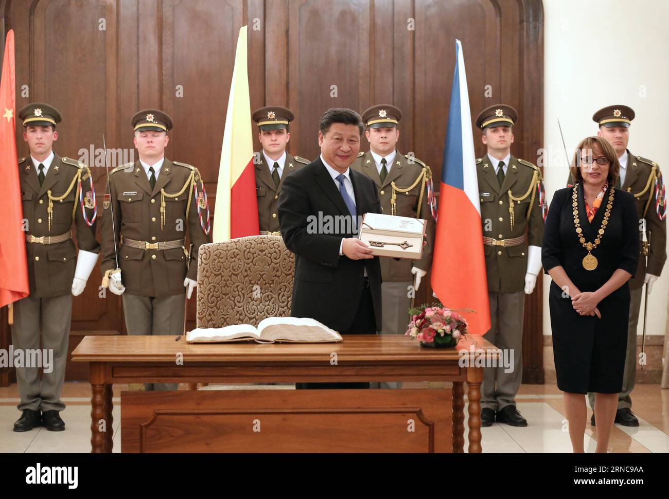 (160329) -- PRAGUE, le 29 mars 2016 -- le président chinois Xi Jinping (à gauche, devant) reçoit une clé de la ville lors d'une rencontre avec la maire de Prague Adriana Krnacova (à droite, devant) à Prague, en République tchèque, le 29 mars 2016. (mp) RÉPUBLIQUE TCHÈQUE-CHINE-XI JINPING-PRAGUE MAYOR-KEY TO THE CITY PangxXinglei PUBLICATIONxNOTxINxCHN Prague Mars 29 2016 le président chinois Xi Jinping l Front reçoit une clé de la ville lors d'une rencontre avec la mairesse de Prague Adriana Krnacova r Front à Prague République tchèque Mars 29 2016 MP République tchèque Chine Xi Jinping Prague maire clé de la ville PangxXinglei PUBLICATIONxNOTxINxC Banque D'Images