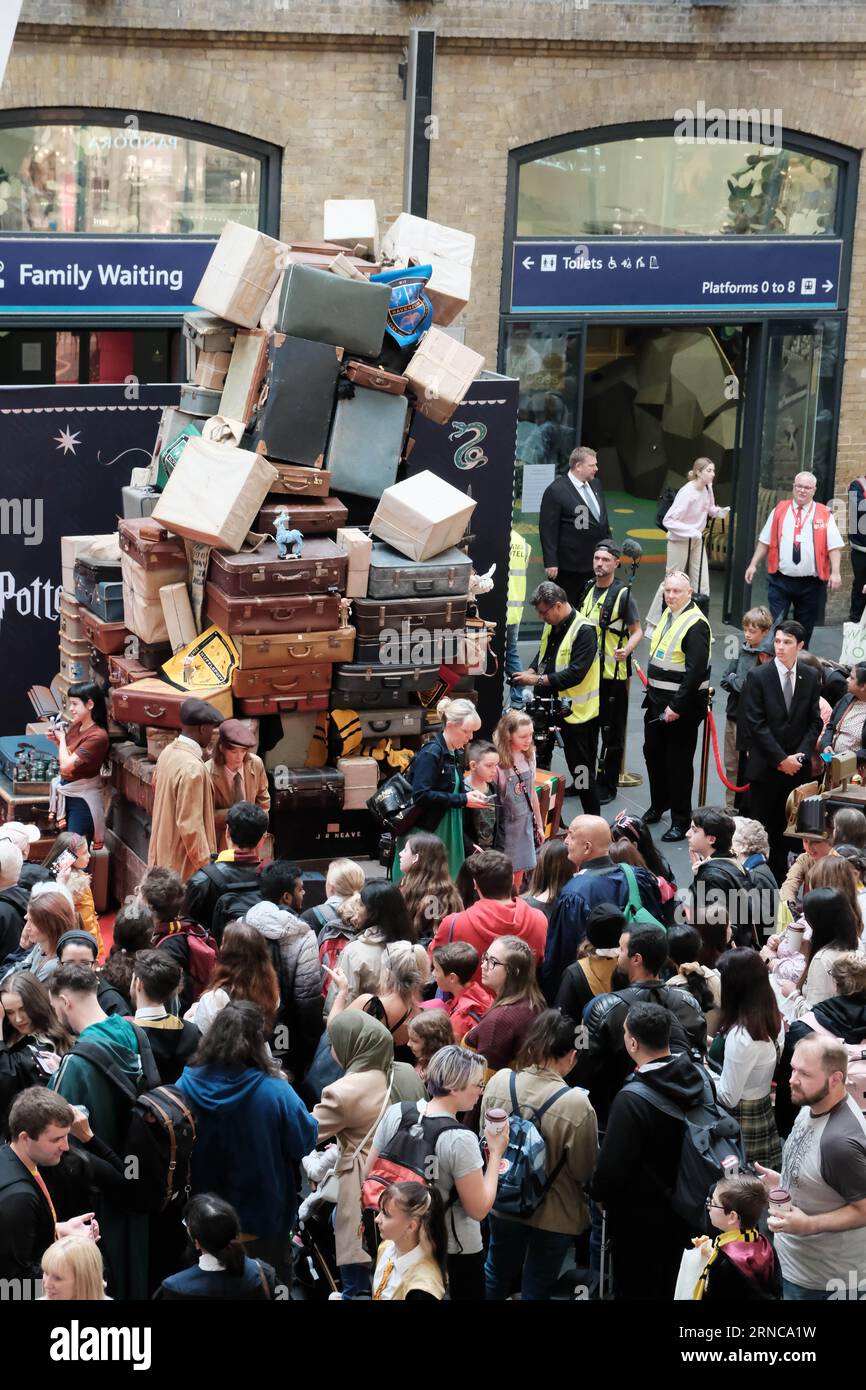 Gare de Kings Cross, Londres, Royaume-Uni. 1 septembre 2023. Les fans de Harry Potter se rassemblent pour attraper le Poudlard Express et retourner à l'école pour le nouveau trimestre lors de l'événement annuel « Retour à Poudlard ». Credit Mark Lear / Alamy Live News Banque D'Images