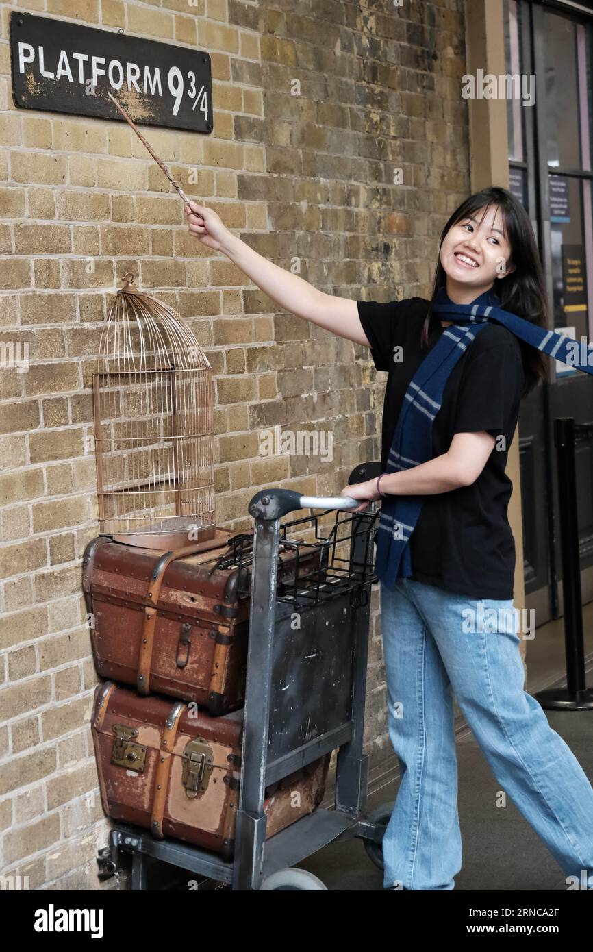 Gare de Kings Cross, Londres, Royaume-Uni. 1 septembre 2023. Les fans de Harry Potter se rassemblent pour attraper le Poudlard Express et retourner à l'école pour le nouveau trimestre lors de l'événement annuel « Retour à Poudlard ». Credit Mark Lear / Alamy Live News Banque D'Images