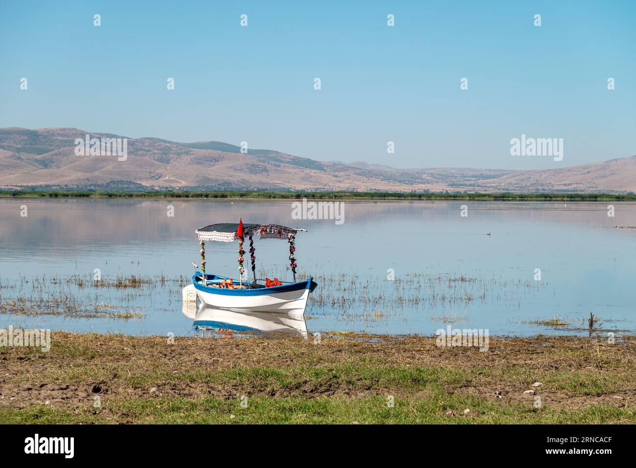 Bateaux d'excursion décorés dans le lac Isikli à Civril, Denizli Banque D'Images