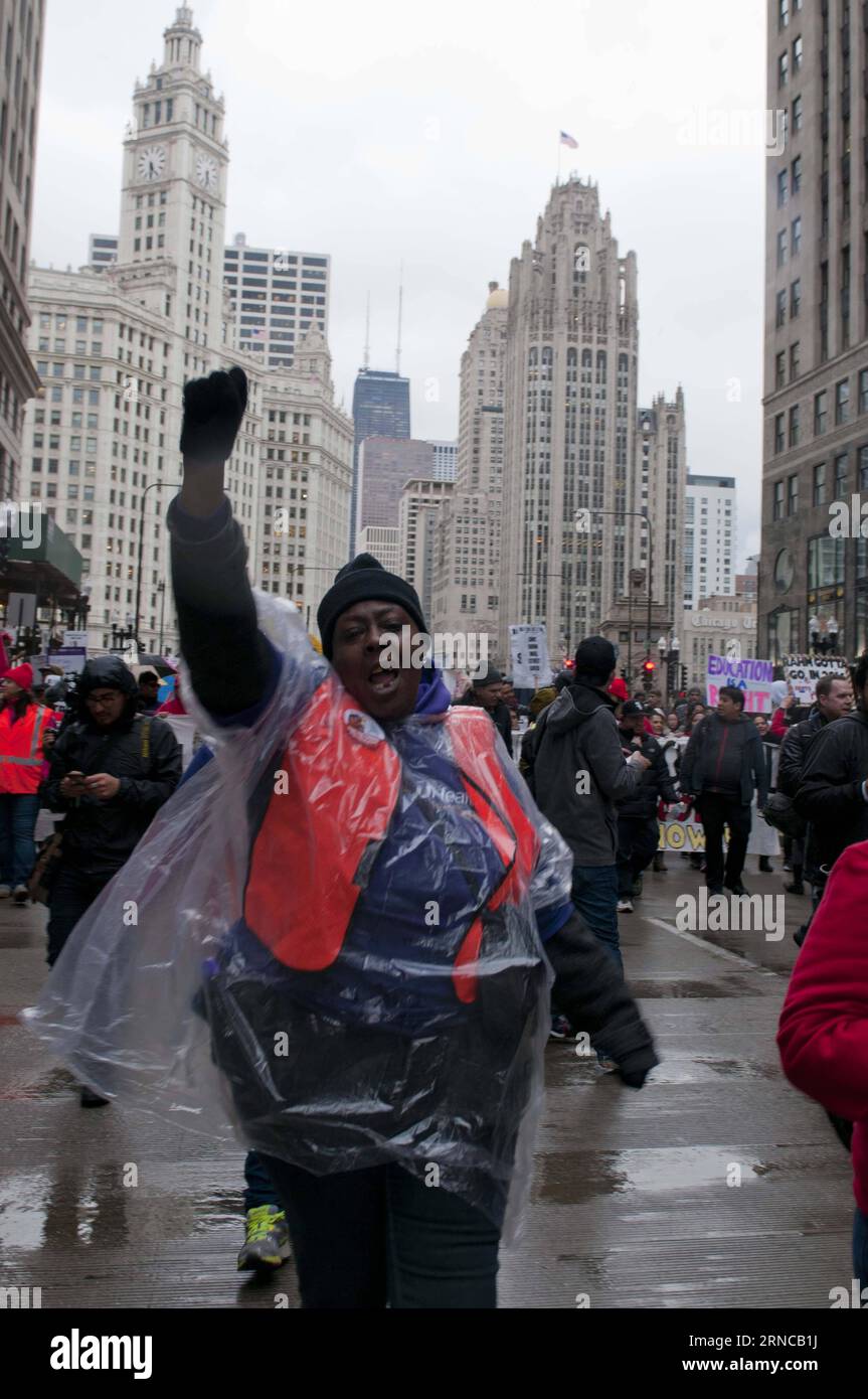 Une femme crie des slogans lors d'un rassemblement aux heures de pointe pour une manifestation contre les coupes budgétaires et de programmes à Chicago, aux États-Unis, le 1 avril 2016. Les enseignants des écoles publiques de Chicago et leurs partisans ont organisé une grève d'une journée, baptisée Journée d'action vendredi pour protester contre les coupes budgétaires et de programmes, forçant l'annulation des cours pour plus de 300 000 élèves, selon les médias locaux. US-CHICAGO-PUBLIC SCHOOL TEACHER-STRIKE HexXianfeng PUBLICATIONxNOTxINxCHN une femme crie des slogans lors d'un rassemblement de Rush Hour pour une manifestation contre le budget et les réductions de programme à Chicago The United St Banque D'Images