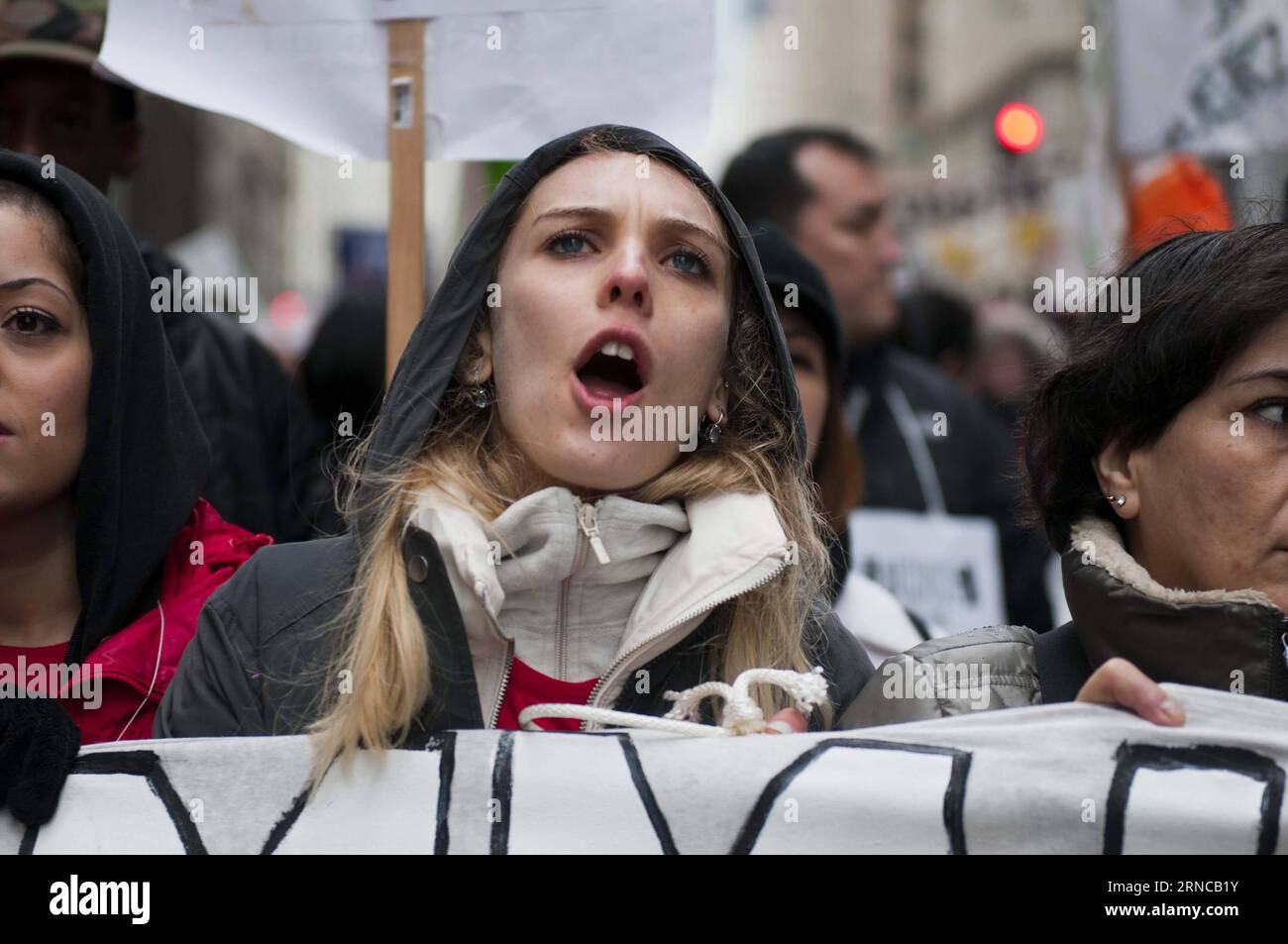Une femme crie des slogans lors d'un rassemblement aux heures de pointe pour une manifestation contre les coupes budgétaires et de programmes à Chicago, aux États-Unis, le 1 avril 2016. Les enseignants des écoles publiques de Chicago et leurs partisans ont organisé une grève d'une journée, baptisée Journée d'action vendredi pour protester contre les coupes budgétaires et de programmes, forçant l'annulation des cours pour plus de 300 000 élèves, selon les médias locaux. US-CHICAGO-PUBLIC SCHOOL TEACHER-STRIKE HexXianfeng PUBLICATIONxNOTxINxCHN une femme crie des slogans lors d'un rassemblement de Rush Hour pour une manifestation contre le budget et les réductions de programme à Chicago The United St Banque D'Images