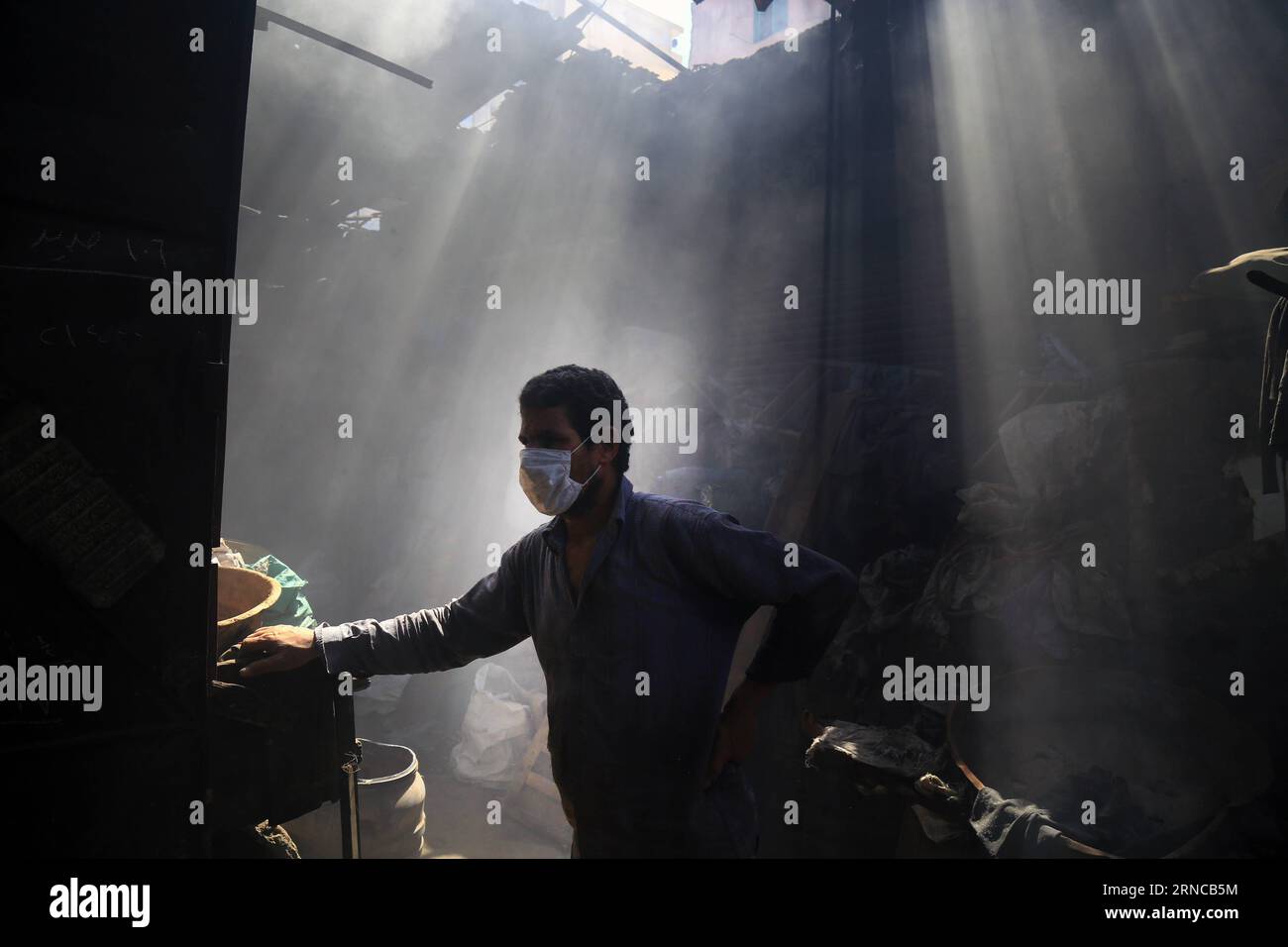 ALEXANDRIE, -- Un ouvrier fait une pause dans une usine de fonte de ferraille à Alexandrie, en Egypte, le 30 mars 2016. Les usines de fusion de ferraille collectent la ferraille pour la re-fabrication après les avoir fondues dans le four. Maintenant, le gouvernement égyptien ferme beaucoup d'entre eux pour réduire la pollution de l'environnement en raison de sa présence dans des zones densément peuplées, ce qui entraînera le chômage de milliers de travailleurs. EGYPTE-ALEXANDRIE-FONTE DE FERRAILLE AhmedxGomaa PUBLICATIONxNOTxINxCHN Alexandrie un travailleur prend une pause DANS une usine de fonte de ferraille à Alexandrie Egypte LE 30 2016 Mars la fonte de ferraille Fa Banque D'Images