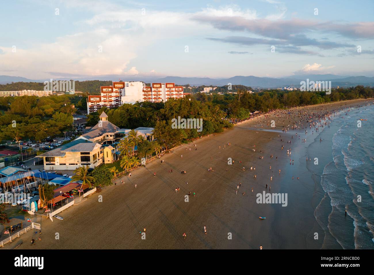 Vue aérienne à Tanjung Aru Beach à Kota Kinabalu, Sabah, Malaisie Banque D'Images
