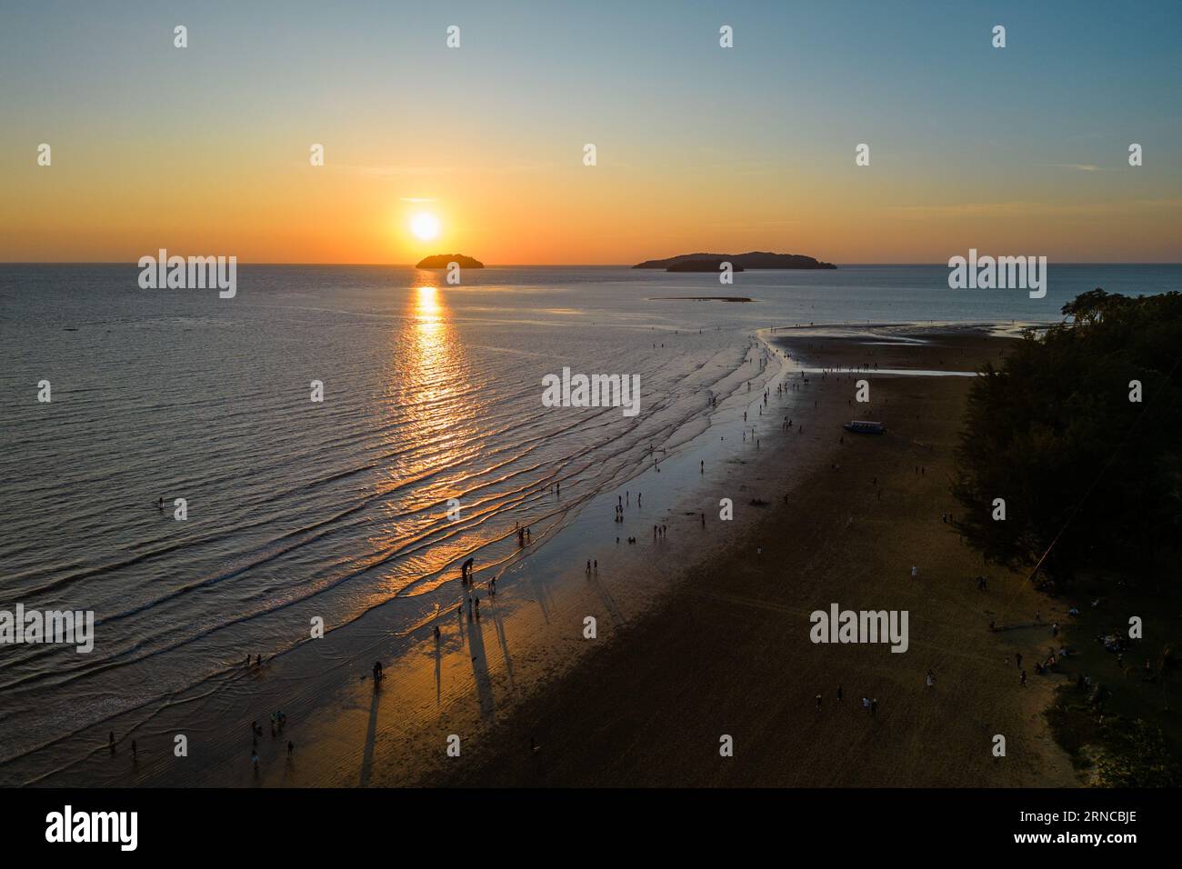 Coucher de soleil à Tanjung Aru Beach à Kota Kinabalu, Sabah, Malaisie Banque D'Images