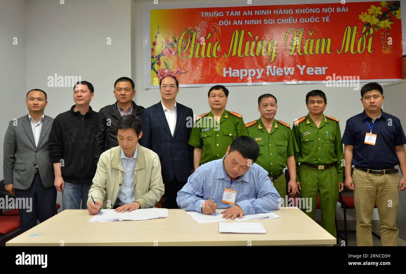 (160405) -- HANOÏ, le 5 avril 2016 -- Un représentant de la police chinoise (L, front) et son homologue vietnamien (R, front) signent les procédures de transfert d'un suspect chinois à l'aéroport international de Noi Bai à Hanoi, Vietnam, le 5 avril 2016. La police vietnamienne a transféré un suspect chinois à son homologue chinois mardi à l'aéroport international de Noi Bai. Il s'agit de la première réalisation importante de l'opération conjointe deux sur la capture de suspects évadés entre les ministères de la sécurité publique de la Chine et du Vietnam. )(ZHF) VIETNAM-HANOI-CHINE-COOPÉRATION-NABBING FUGITIFS YANXJIANHUA Banque D'Images