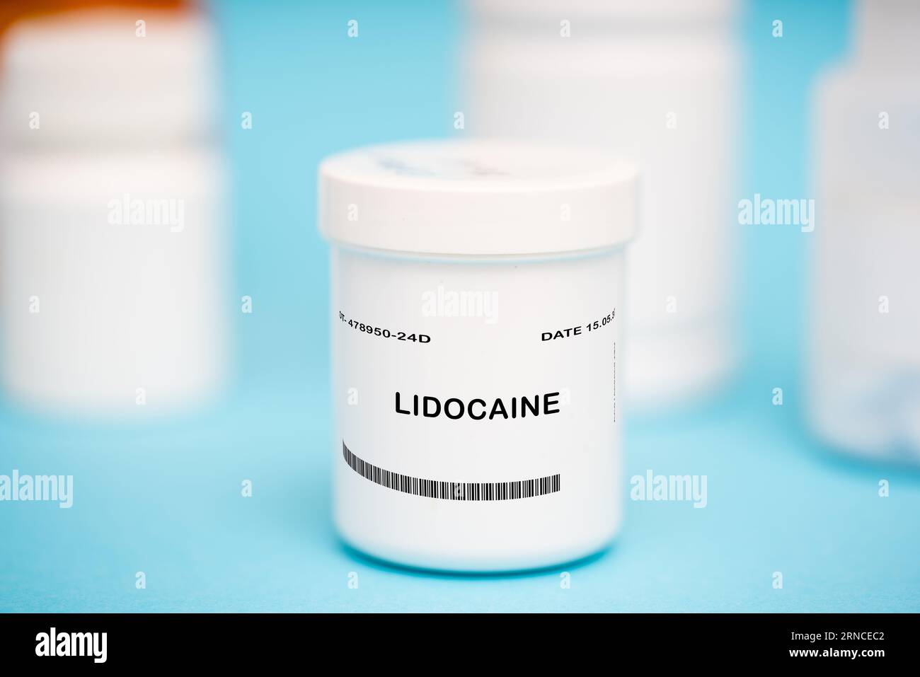 La lidocaïne est un médicament anesthésique local utilisé pour engourdir la peau et les tissus avant des procédures médicales ou des chirurgies. Il est disponible sous la forme de dans Banque D'Images