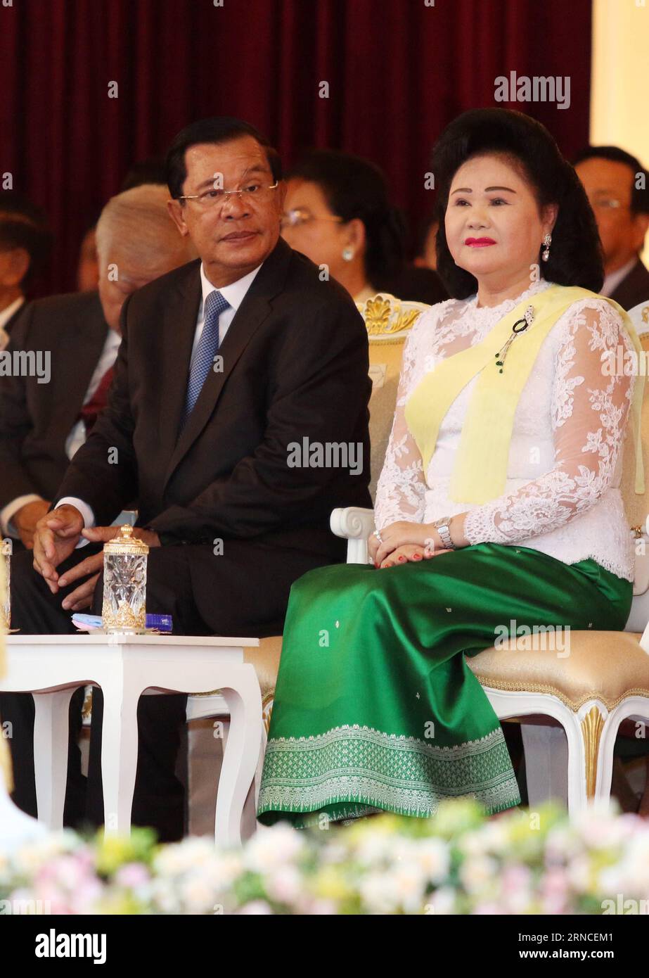 Kambodschas König Norodom Sihamoni während Zeremonie zum bevorstehenden Neujahrsfest (160407) -- PHNOM PENH, le 7 avril 2016 -- le Premier ministre cambodgien Hun Sen (à gauche, devant) et son épouse Bun Rany (à droite, devant) assistent à une cérémonie de bénédiction à Phnom Penh, au Cambodge, le 7 avril 2016. L'Union des Fédérations de jeunes du Cambodge (UYFC) a organisé une cérémonie de bénédiction pour le roi Norodom Sihamoni jeudi soir avant le nouvel an lunaire, qui commence la semaine prochaine du 13 au 16 avril. ) CAMBODGE-PHNOM PENH-ROI-CÉRÉMONIE DE BÉNÉDICTION SOVANNARA PUBLICATIONXNOTXINXCHN Banque D'Images