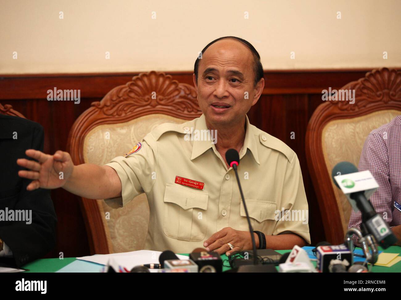 (160407) -- PHNOM PENH, le 7 avril 2016 -- Om Yintieng, président de l'unité anti-corruption (ACU) du Cambodge, prend la parole lors d'une conférence de presse à Phnom Penh, Cambodge, le 7 avril 2016. Jeudi, un tribunal cambodgien a inculpé l ambassadeur du Cambodge en Corée du Sud Suth Dina de deux chefs d accusation - exploitation illégale et abus de pouvoir - qui pourraient entraîner jusqu à 15 ans de prison, a déclaré Om Yintieng. )(dh) CAMBODGE-PHNOM PENH-ACCUSATIONS DE CORRUPTION-CONFÉRENCE DE PRESSE Sovannara PUBLICATIONxNOTxINxCHN 160407 Phnom Penh avril 7 2016 Om Président de l'unité anti corruption du Cambodge l'ACU prend la parole lors d'une conférence de presse Banque D'Images