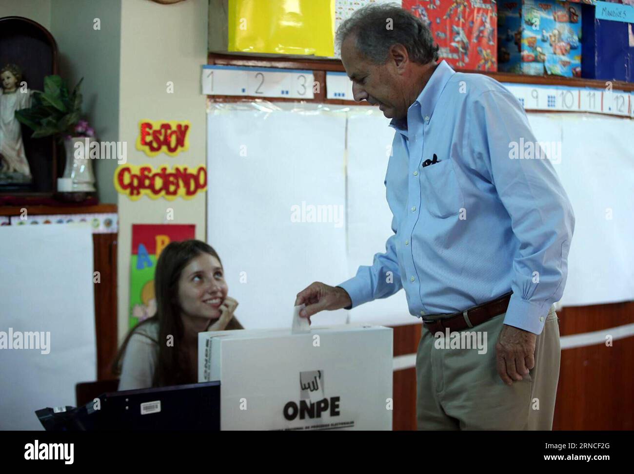 (160410) -- LIMA, le 10 avril 2016 -- le candidat à la présidence Alfredo Barnechea pour le parti action populaire a déposé son bulletin de vote dans un bureau de vote du district de San Isidro, province de Lima, Pérou, le 10 avril 2016. Les résultats définitifs de l élection présidentielle de dimanche au Pérou seront révélés lundi, a déclaré Mariano Cucho, chef du Bureau national des processus électoraux. Environ 23 millions de Péruviens, y compris ceux qui vivent à l étranger, sont éligibles pour voter pour le nouveau président, le vice-président et les 130 membres du Congrès du pays. Juan Carlos Guzman Negrini/ANDINA) (vf) (ah) PÉROU-LIMA-POLITICS-ELECTIONS e ANDINA pu Banque D'Images