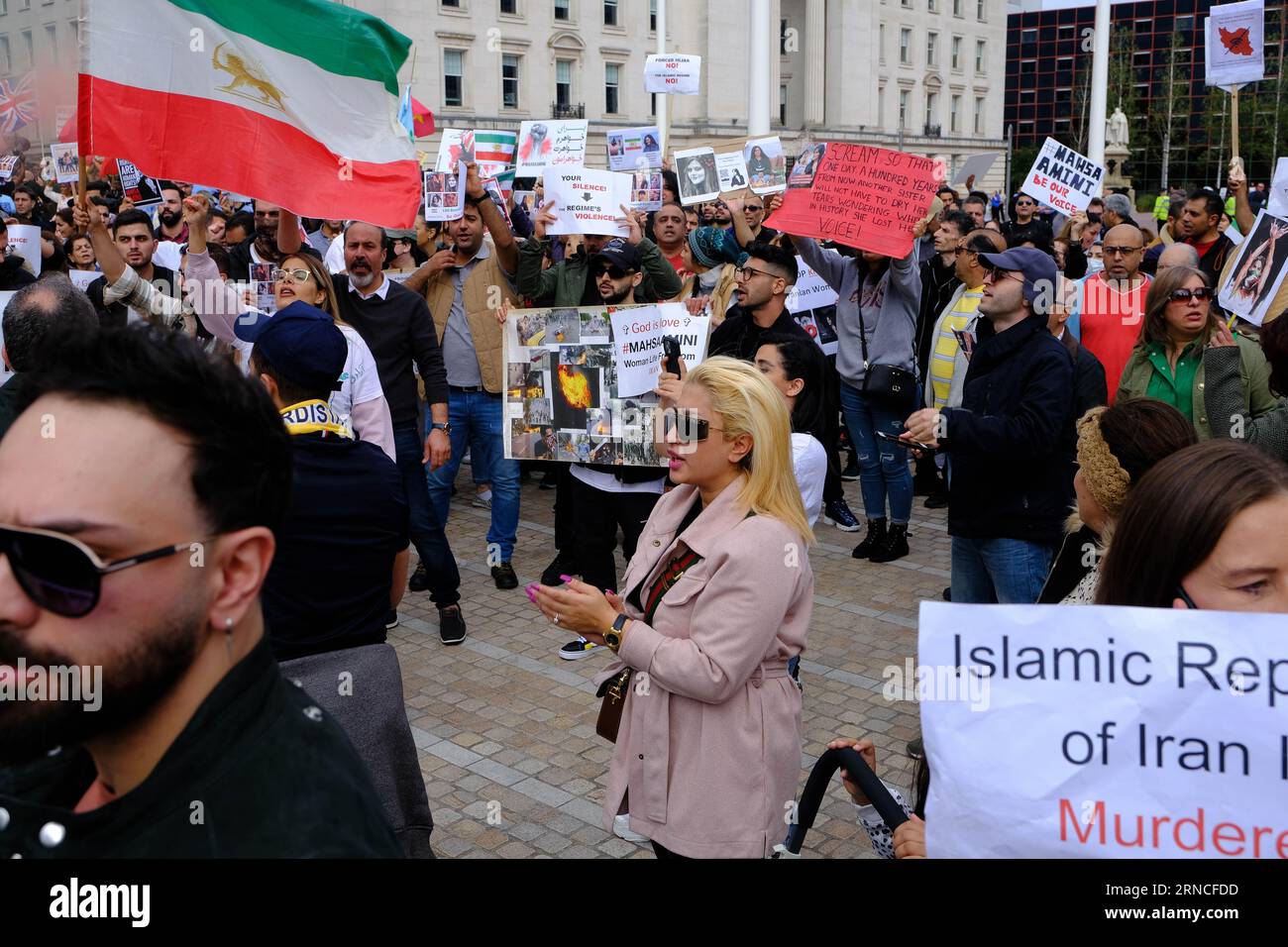 Victoria Square, Birmingham, Royaume-Uni. 2 octobre 2022. Les manifestants se rassemblent pour montrer leur colère après la mort de Mahsa Amini. Crédit Mark Lear / Alamy stock photo Banque D'Images