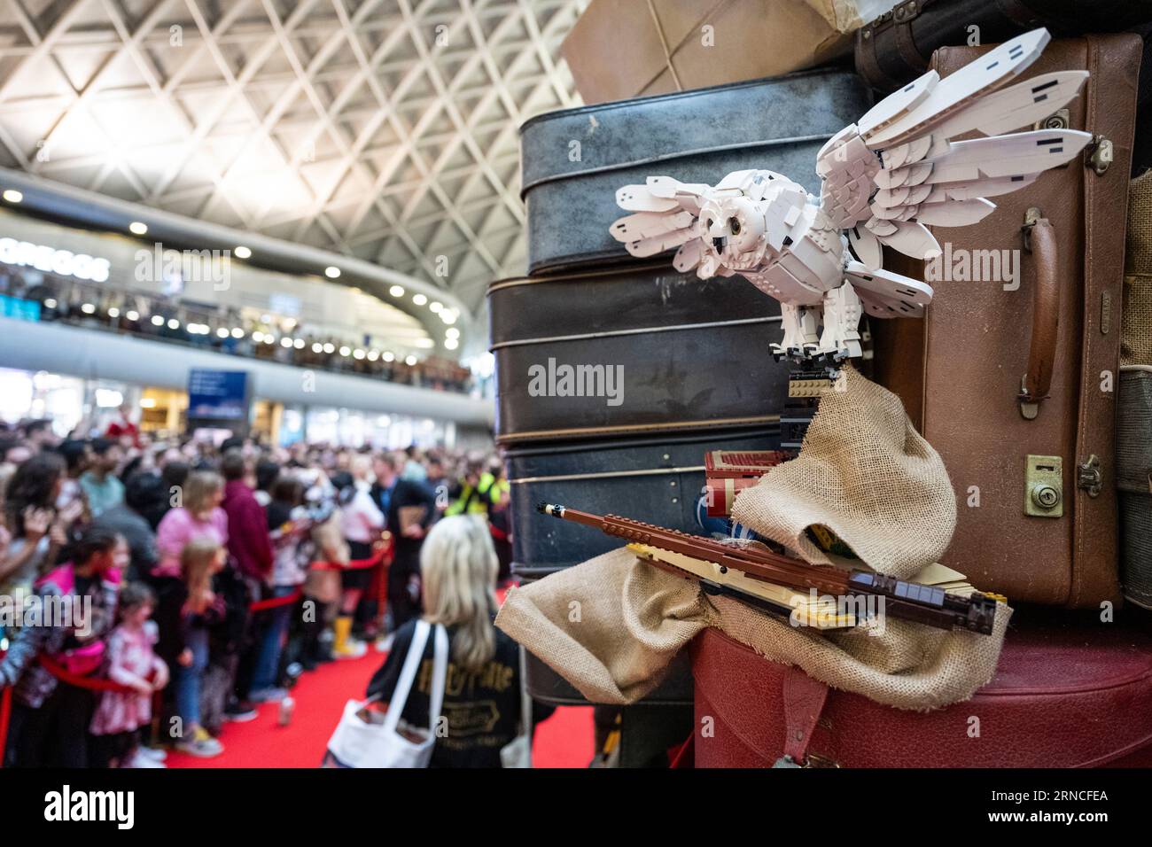 Londres, Royaume-Uni. 1 septembre 2023. Une scène décorée, avec Hedwige, à Back to Poudlard, la célébration annuelle de tout Harry Potter, invitant les fans de Harry Potter à marquer le moment où le train Poudlard Express part du quai 9 ¾ à la station King’s Cross à 11h du matin pour le début de la session scolaire de Poudlard. Crédit : Stephen Chung / Alamy Live News Banque D'Images