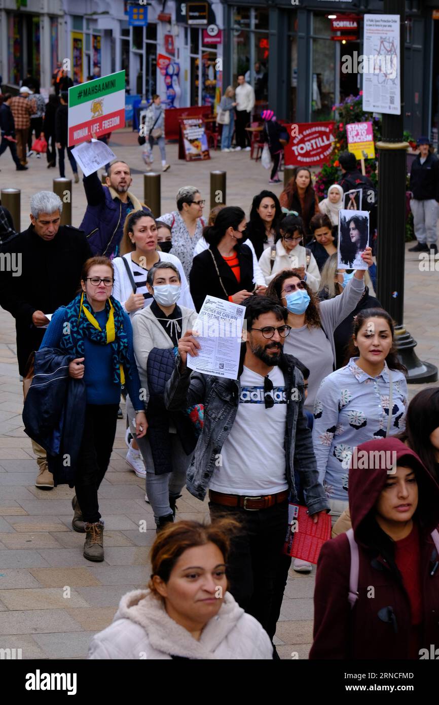 Victoria Square, Birmingham, Royaume-Uni. 2 octobre 2022. Les manifestants se rassemblent pour montrer leur colère après la mort de Mahsa Amini. Crédit Mark Lear / Alamy stock photo Banque D'Images