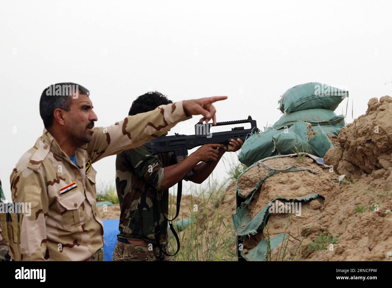 (160410) -- KIRKOUK, 10 avril 2016 -- des combattants de groupes paramilitaires chiites, connus sous le nom de Hashd Shaabi ou mobilisation populaire, lancent une nouvelle opération pour libérer le village de Bashir à 30 kilomètres au sud de la ville de Kirkouk, au nord de l'Irak, des militants de l'État islamique (EI) le 10 avril 2016. Au moins 10 combattants de Hashd Shaabi ont été tués et 50 autres blessés et des dizaines de militants des États islamiques (EI) ont également été tués dans les affrontements, a déclaré une source de sécurité à Xinhua. AKO Zangana) IRAK-KIRKOUK-NOUVELLE OPÉRATION Dawood PUBLICATIONxNOTxINxCHN 160410 Kirkouk avril 10 2016 combattants du groupe paramilitaire chiite Gro Banque D'Images