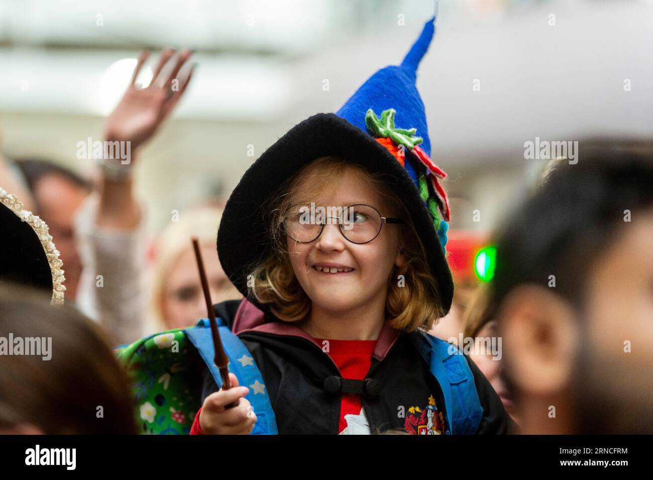 Londres, Royaume-Uni. 1 septembre 2023. Un fan passionné de Harry Potter à Back to Poudlard, la célébration annuelle de tout Harry Potter, invitant les fans de Harry Potter à marquer le moment où le train Poudlard Express part du quai 9 ¾ à la gare King’s Cross à 11h pour le début de la session scolaire de Poudlard. (Permission donnée) crédit : Stephen Chung / Alamy Live News Banque D'Images