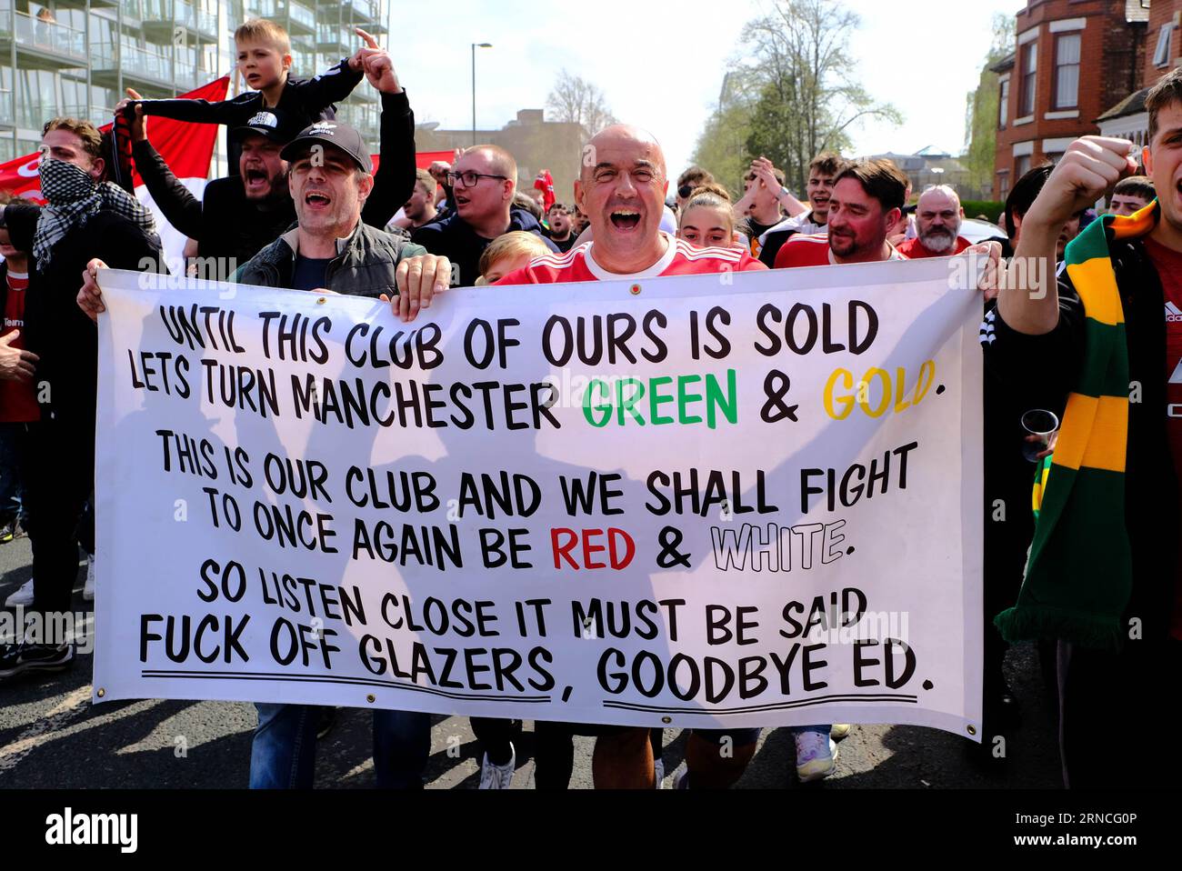 Stade de football Old Trafford, Manchester, Royaume-Uni. 16 avril 2022. Des milliers de Manchester United protestent pour demander à la famille Glazer de vendre le club Banque D'Images