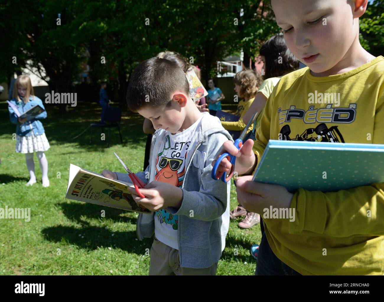 (160412) -- ZAGREB, April 12, 2016 -- Kids read books during the opening ceremony of the 9th Children s Book Festival at Tresnjevka park in Zagreb, capital of Croatia, April 12, 2016. Pick a Story event is organized to promote reading habit among preschool-aged children. ) CROATIA-ZAGREB-CHILDREN S BOOK FESTIVAL MisoxLisanin PUBLICATIONxNOTxINxCHN   160412 Zagreb April 12 2016 Kids Read Books during The Opening Ceremony of The 9th Children S Book Festival AT Tresnjevka Park in Zagreb Capital of Croatia April 12 2016 Pick a Story Event IS Organized to promote Reading Habit among Preschool Aged Banque D'Images