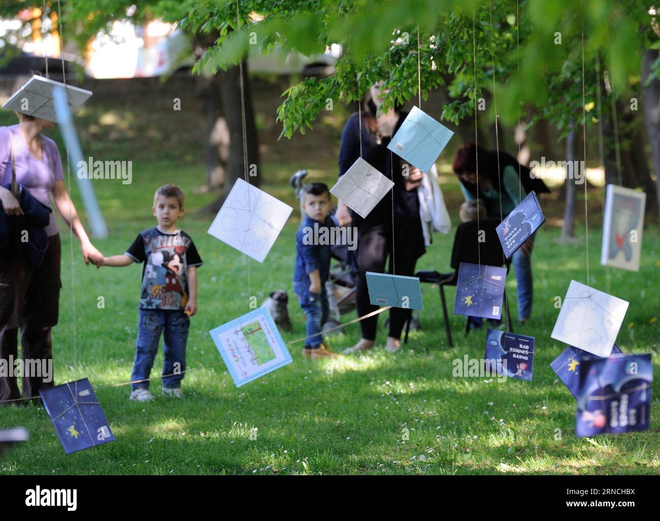 (160412) -- ZAGREB, 12 avril 2016 -- les enfants ramassent des livres accrochés dans les arbres lors de la cérémonie d'ouverture du 9e Festival du livre pour enfants au parc Tresnjevka à Zagreb, capitale de la Croatie, le 12 avril 2016. L'événement choisir une histoire est organisé pour promouvoir l'habitude de lecture chez les enfants d'âge préscolaire. ) CROATIE-ZAGREB-CHILDREN S BOOK FESTIVAL MisoxLisanin PUBLICATIONxNOTxINxCHN 160412 Zagreb avril 12 2016 Kids Pick Books suspendus dans les arbres lors de la cérémonie d'ouverture du 9e Festival du livre pour enfants S AU parc Tresnjevka à Zagreb capitale de la Croatie avril 12 2016 Pick a Story Event EST organisé pour promouvoir R. Banque D'Images