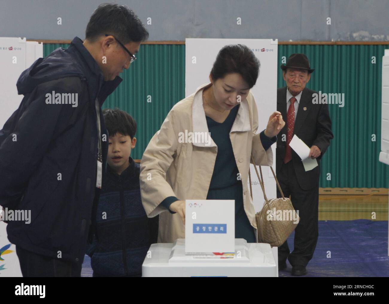 Wahlen in Südkorea (160413) -- SÉOUL, le 13 avril 2016 -- une résidente jette son bulletin de vote dans un bureau de vote de Séoul, Corée du Sud, le 13 avril 2016. La Corée du Sud a lancé mercredi les élections générales à l'échelle nationale pour élire 300 législateurs au Parlement, a déclaré la commission électorale de Séoul. (djj) CORÉE DU SUD-SÉOUL-COUP D'ENVOI DES ÉLECTIONS GÉNÉRALES YaoxQilin PUBLICATIONxNOTxINxCHN choisir en Corée du Sud 160413 Séoul avril 13 2016 une résidente jette son bulletin de vote DANS un bureau de vote à Séoul Corée du Sud avril 13 2016 la Corée du Sud a lancé mercredi la nation DES ÉLECTIONS générales pour élire 300 législateurs au Parlement Seo Banque D'Images